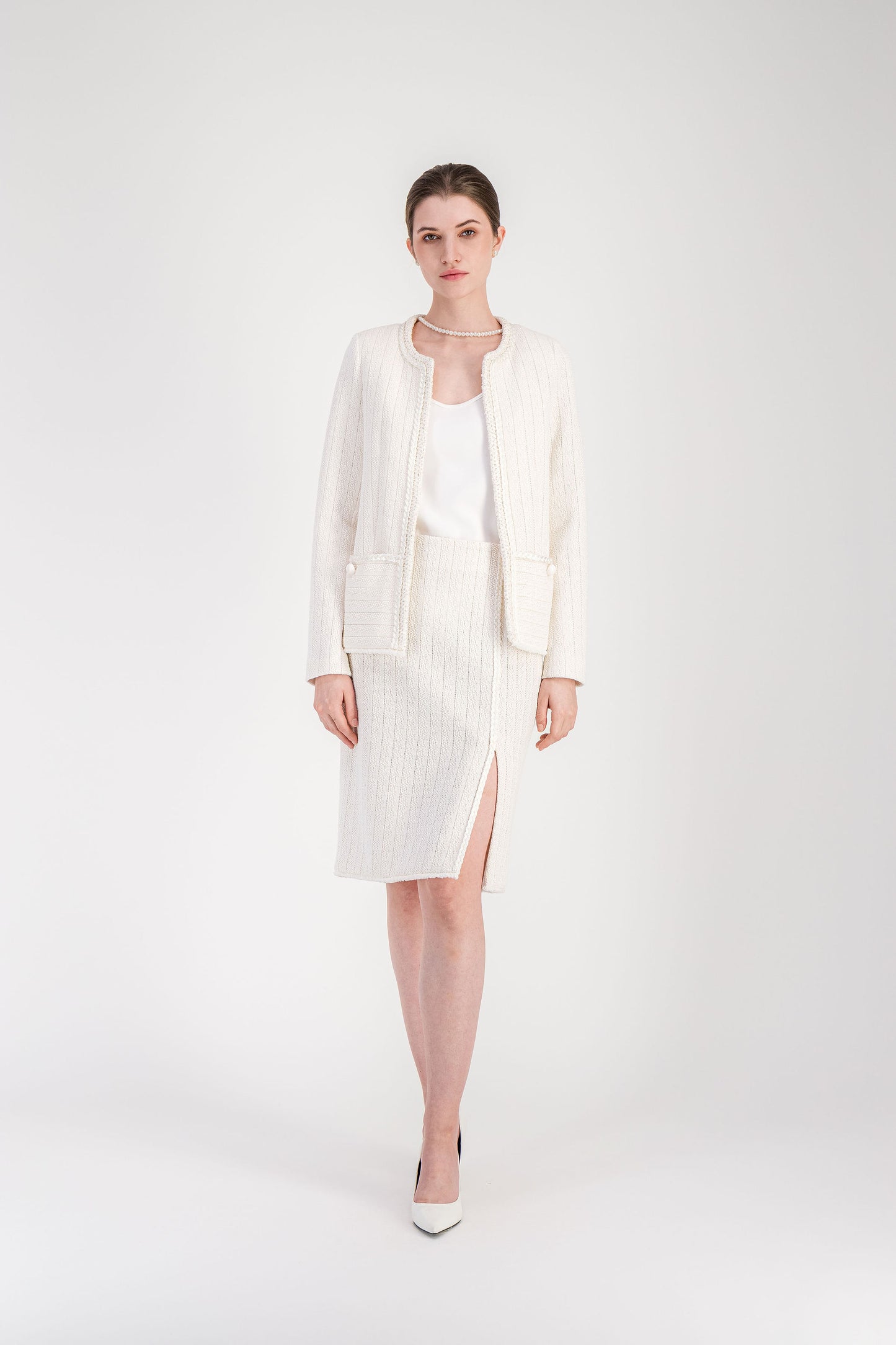 Veste femme blanc cassé texturée avec galons tressés et poches plaquées.