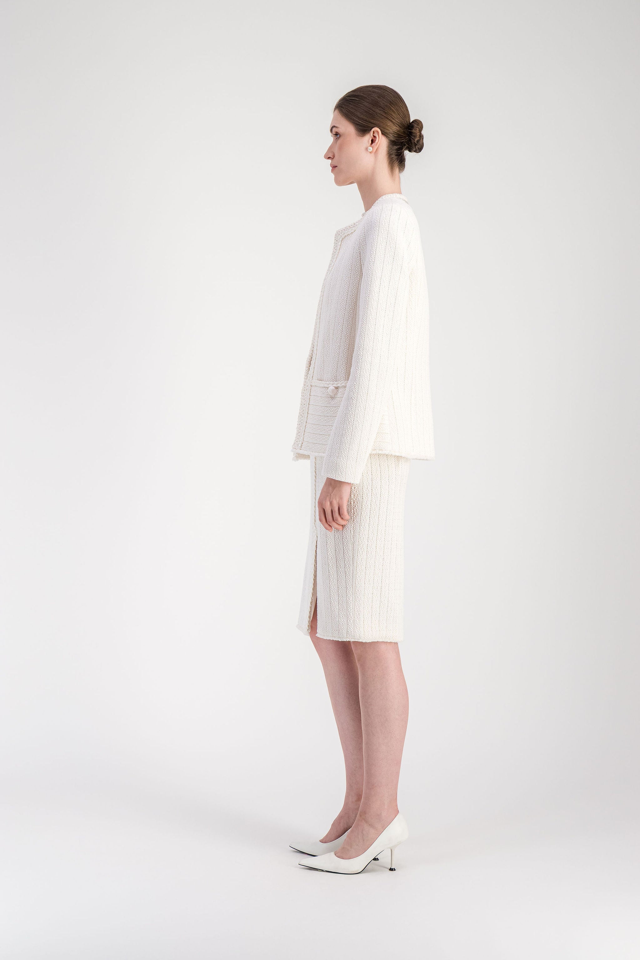 Veste blanc cassé structurée avec poches plaquées et texture tweed.