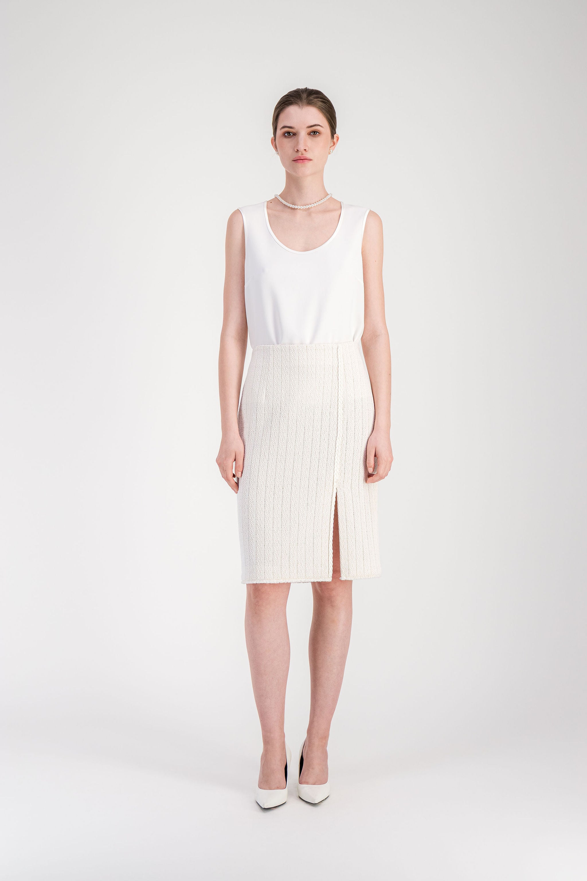Jupe femme blanc cassé longueur genou en tweed texturé avec coupe crayon.
