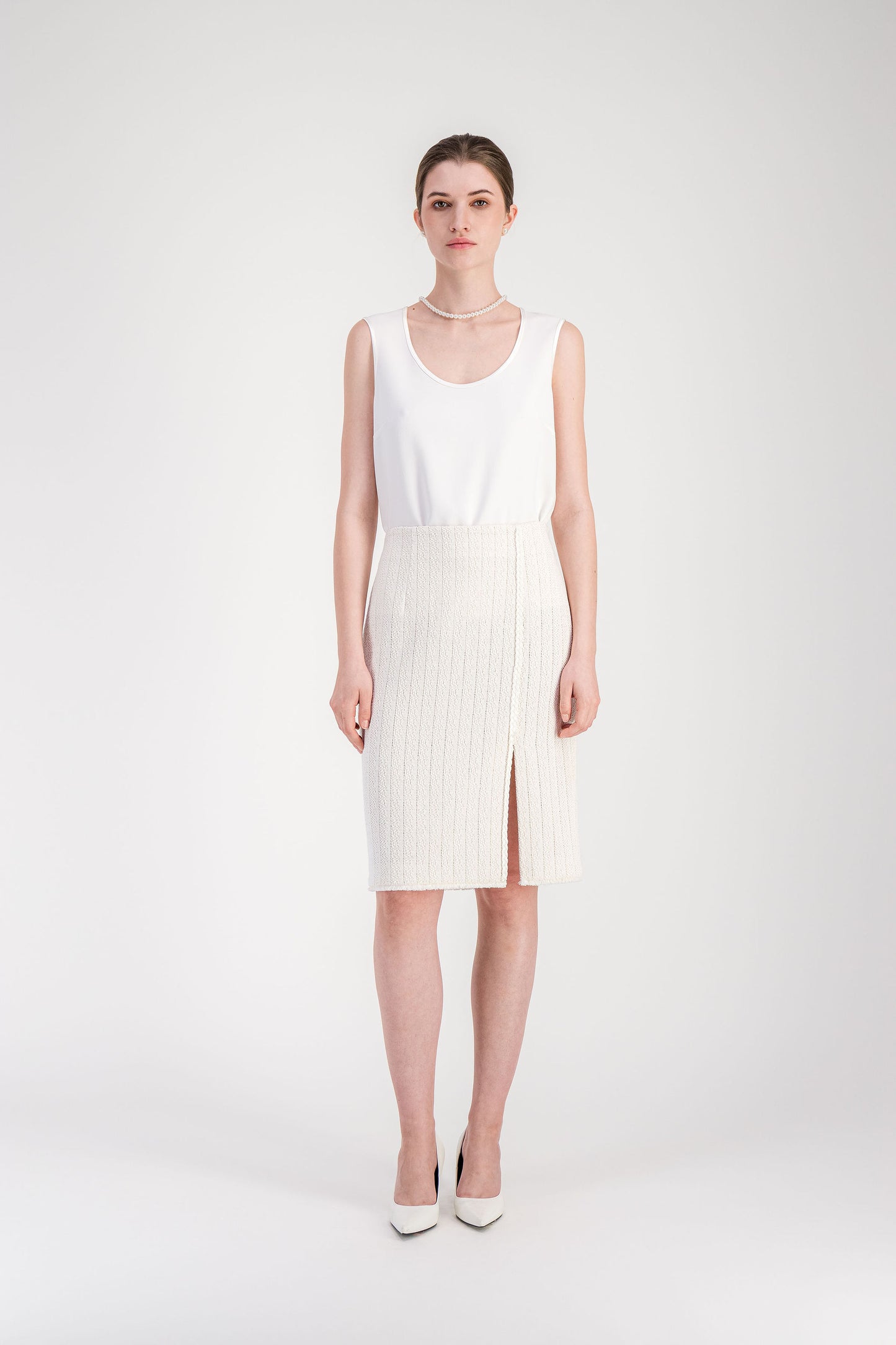 Jupe femme blanc cassé longueur genou en tweed texturé avec coupe crayon.