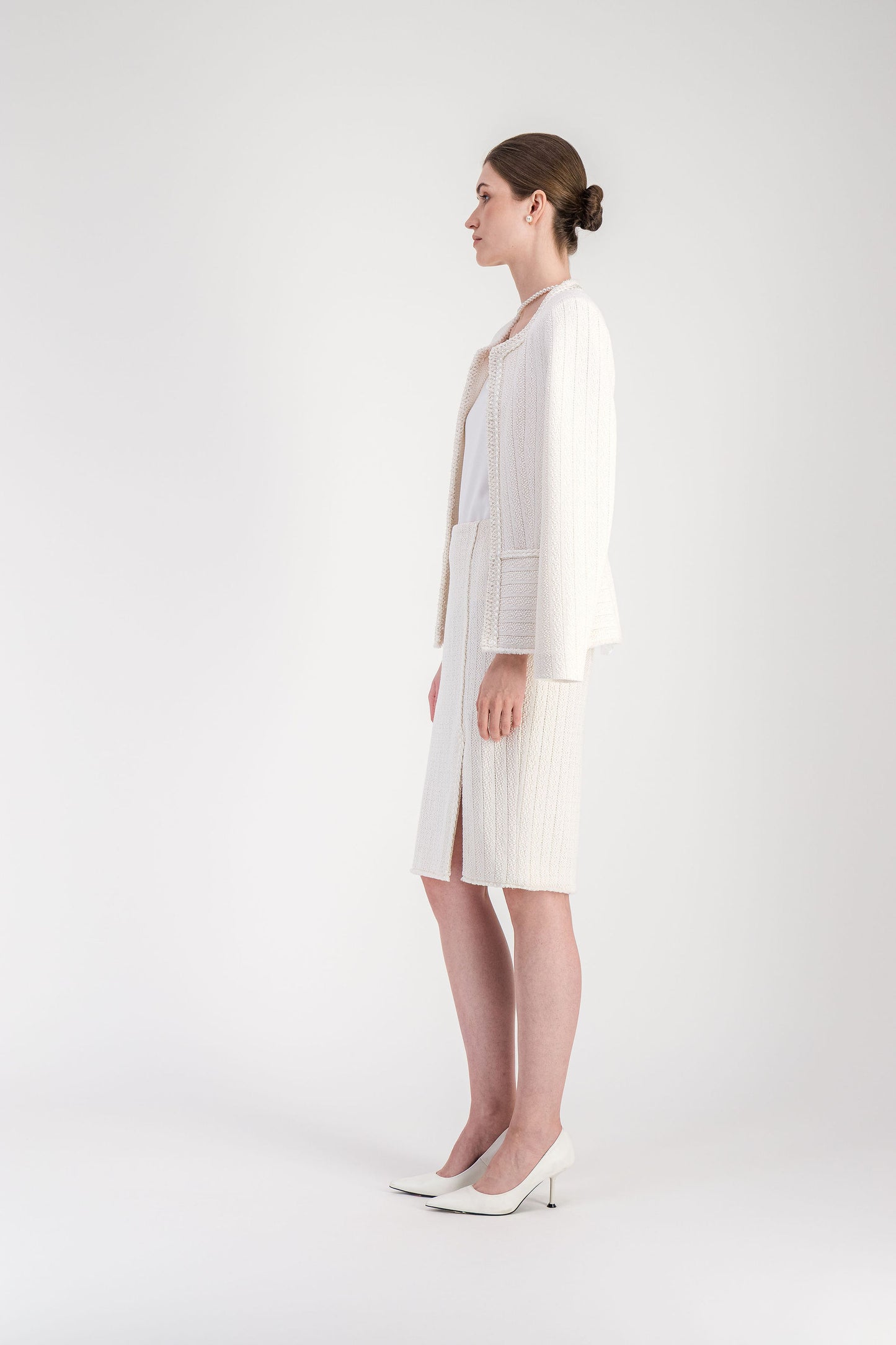 Jupe femme blanc cassé en tweed macramé avec ligne ajustée et détail tressé.
