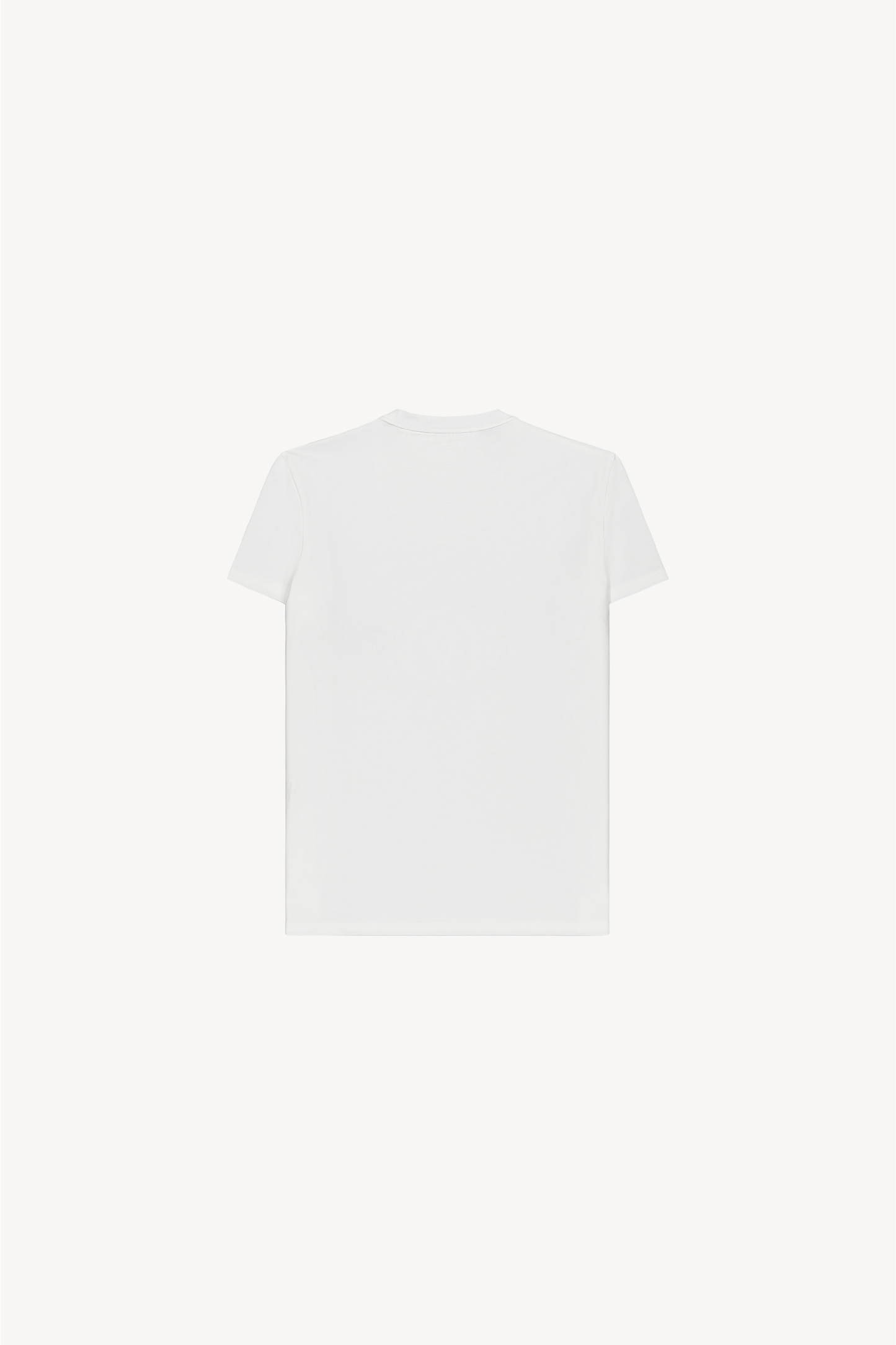 Détail du t-shirt blanc à col rond, souligné par une broderie en perles raffinée.
