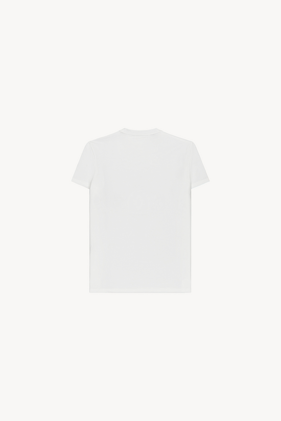 Détail du t-shirt blanc à col rond, souligné par une broderie en perles raffinée.