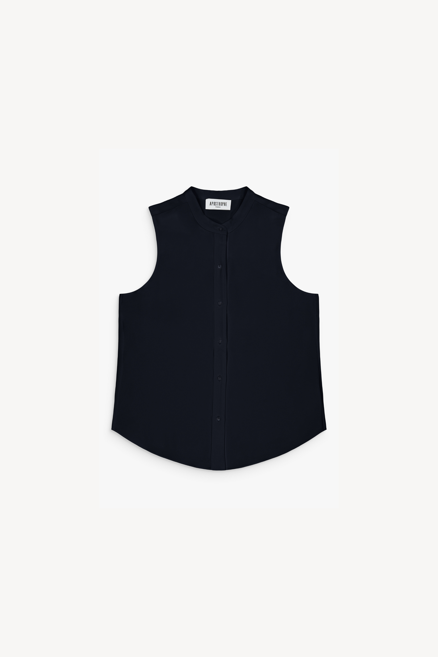 Haut femme en soie bleu marine, élégance moderne et silhouette délicate.