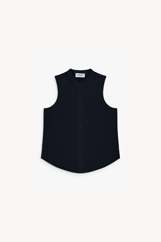 Haut femme en soie bleu marine, élégance moderne et silhouette délicate.