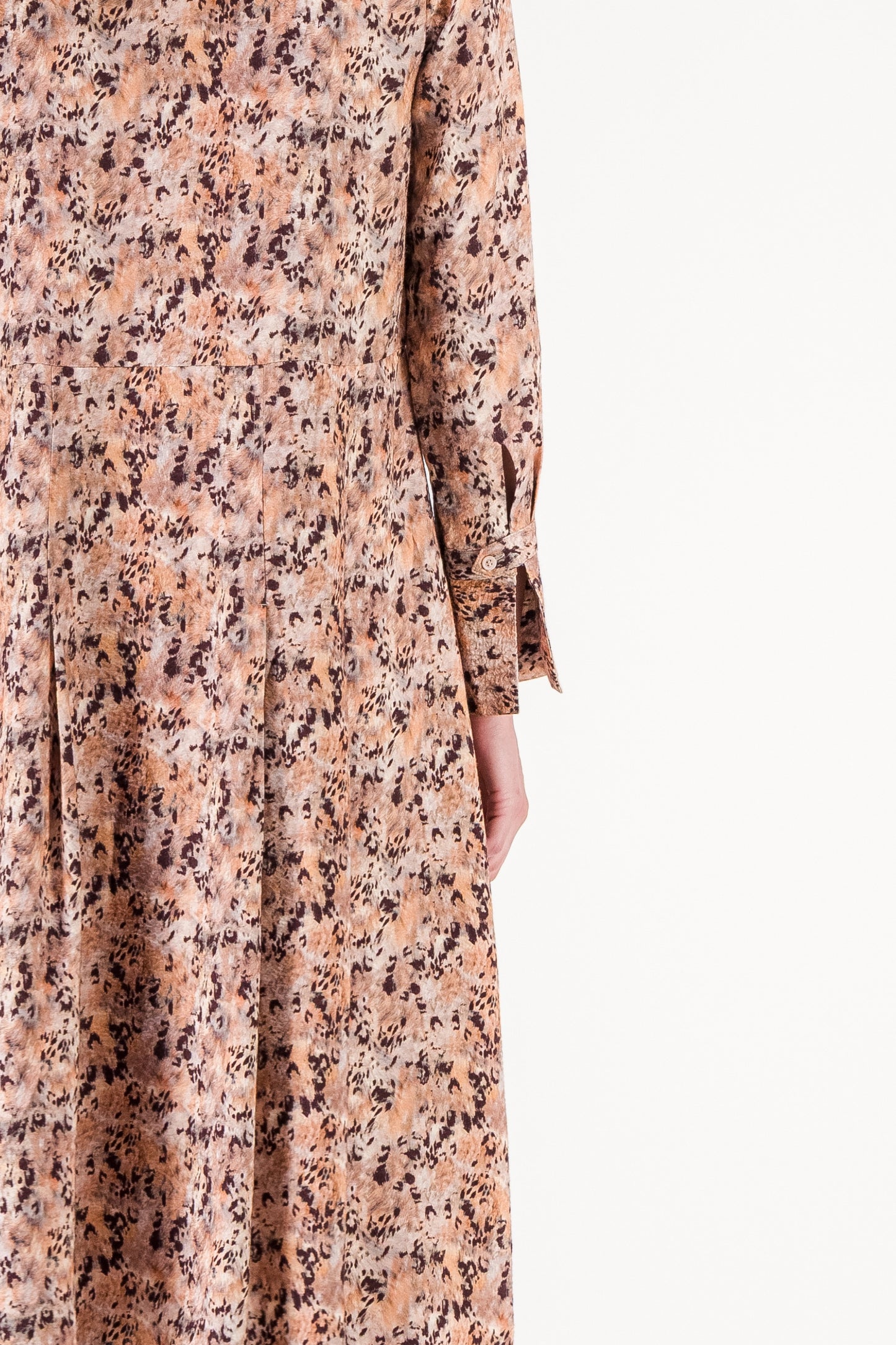 Robe longue ceinturée en soie imprimée multicolore