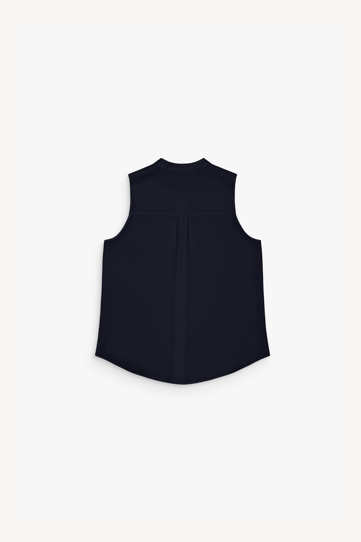 Blouse marine sans manches en soie, col mao et coupe droite fluide.