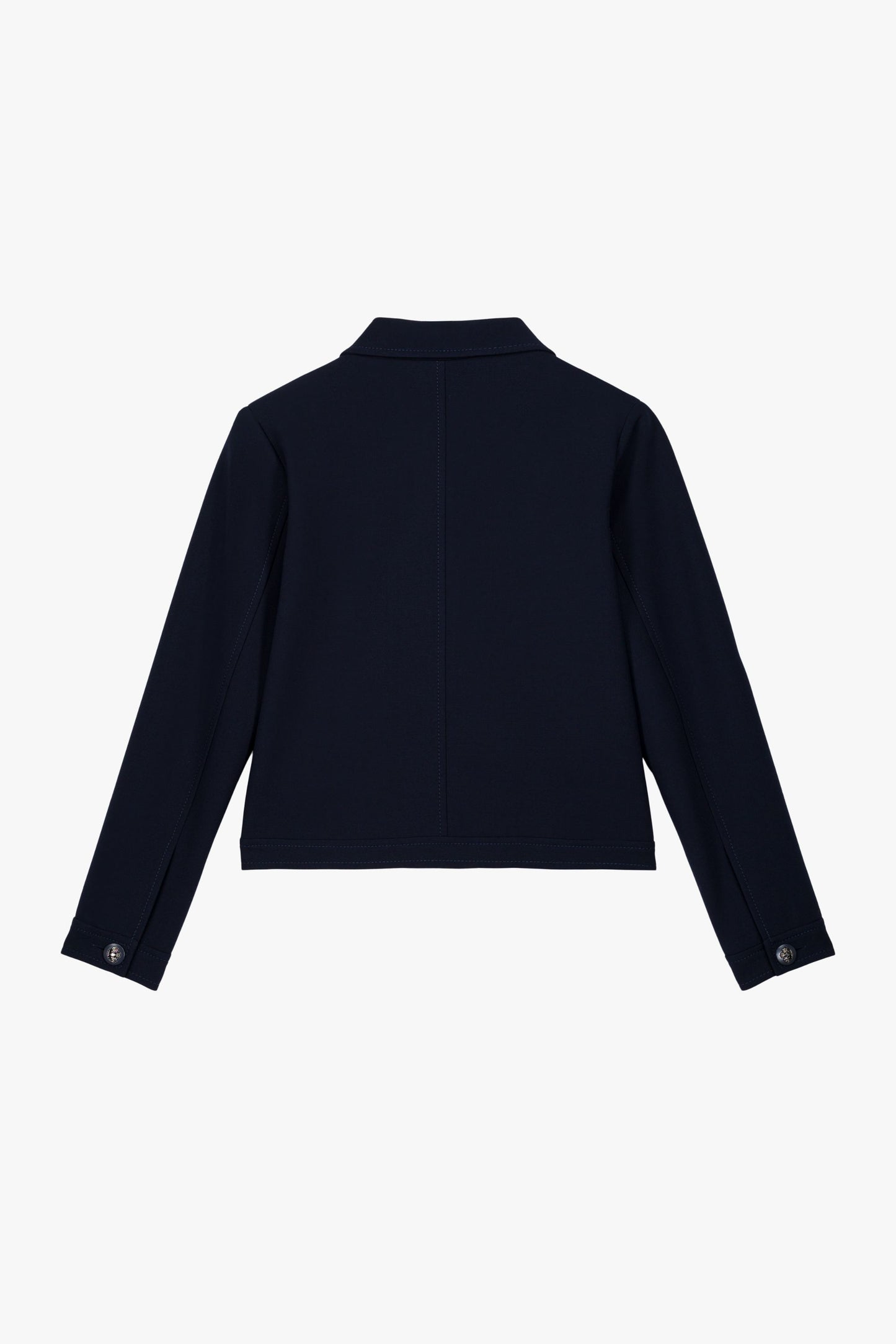 Veste marine à col chemise et poches plaquées. Les découpes frontales apportent structure et modernité.