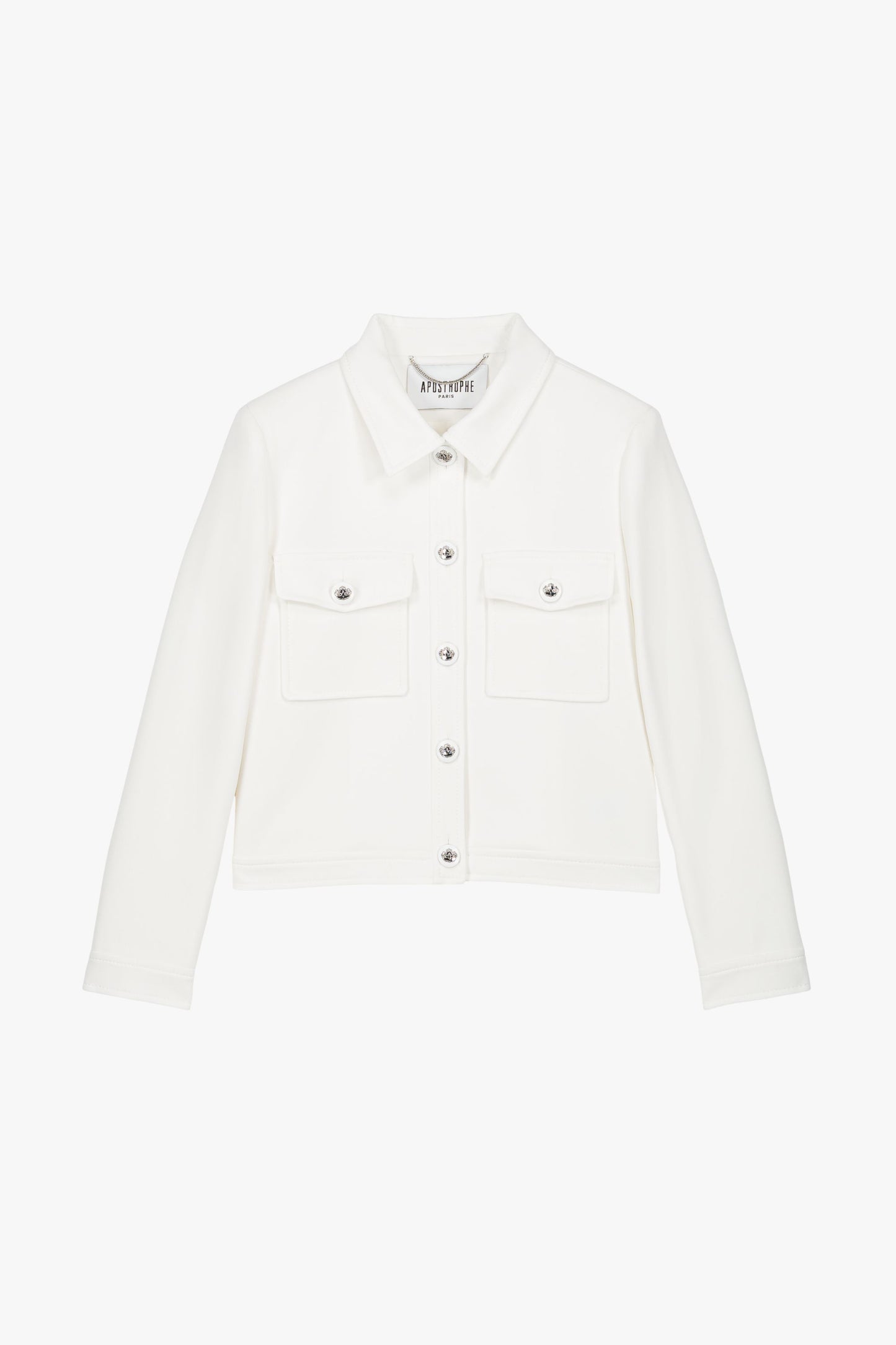 Cette veste blanc casse au col chemise, poches plaquées et bouton militaire offre une coupe moderne.