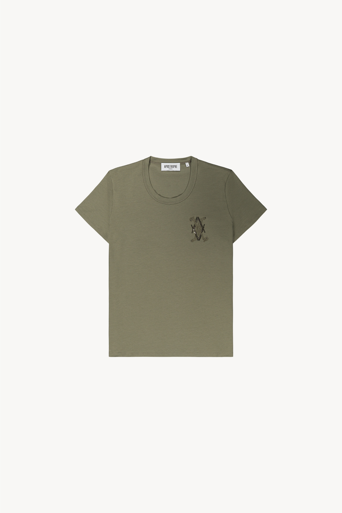 Un t-shirt kaki délicatement orné d'une broderie en perles en forme de cœur.