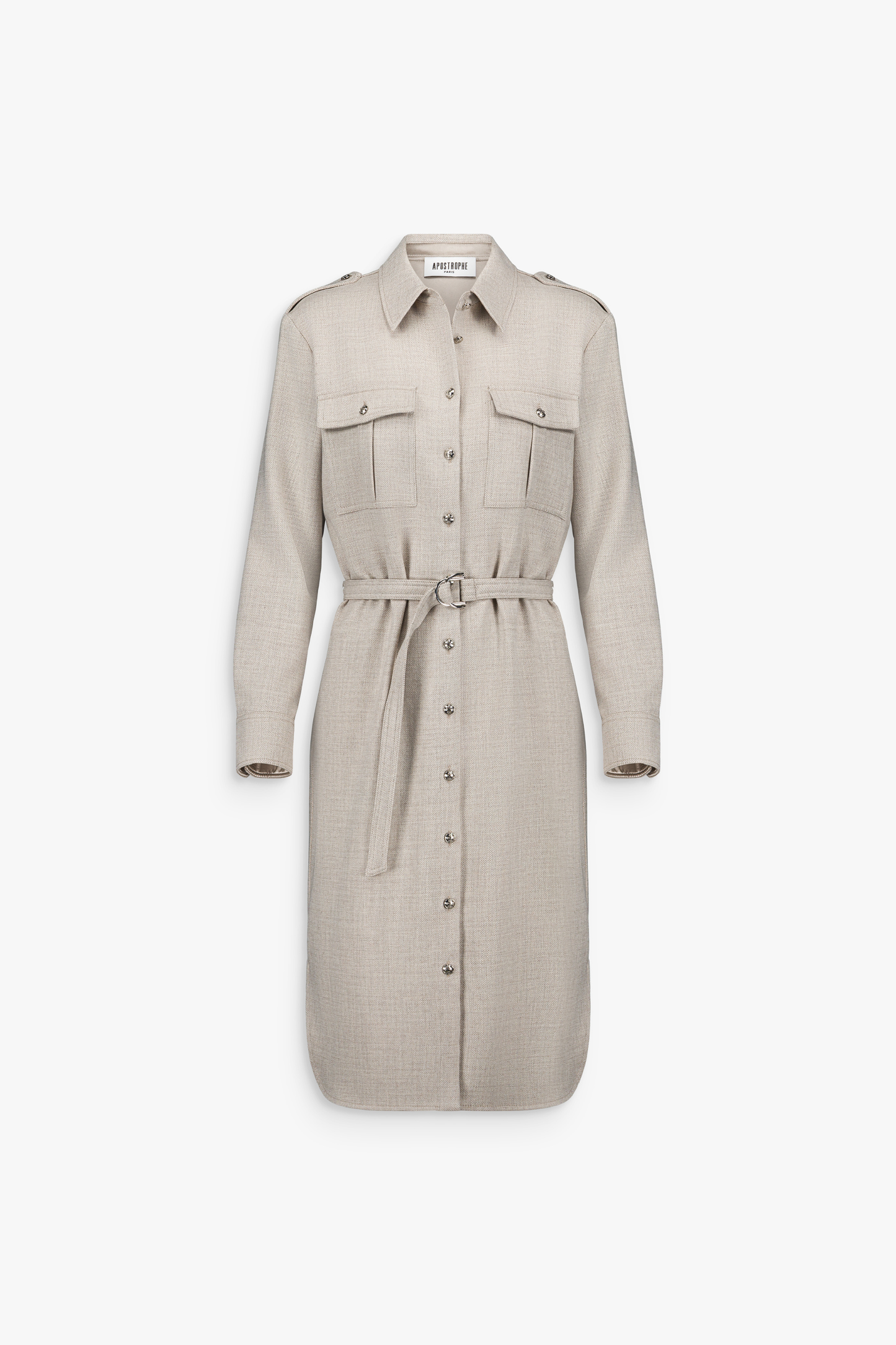 Robe courte couleur béton, col chemise, patte de boutonnage et ceinture ajustable.