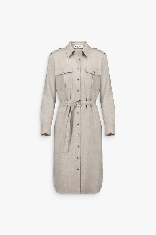 Robe courte couleur béton, col chemise, patte de boutonnage et ceinture ajustable.