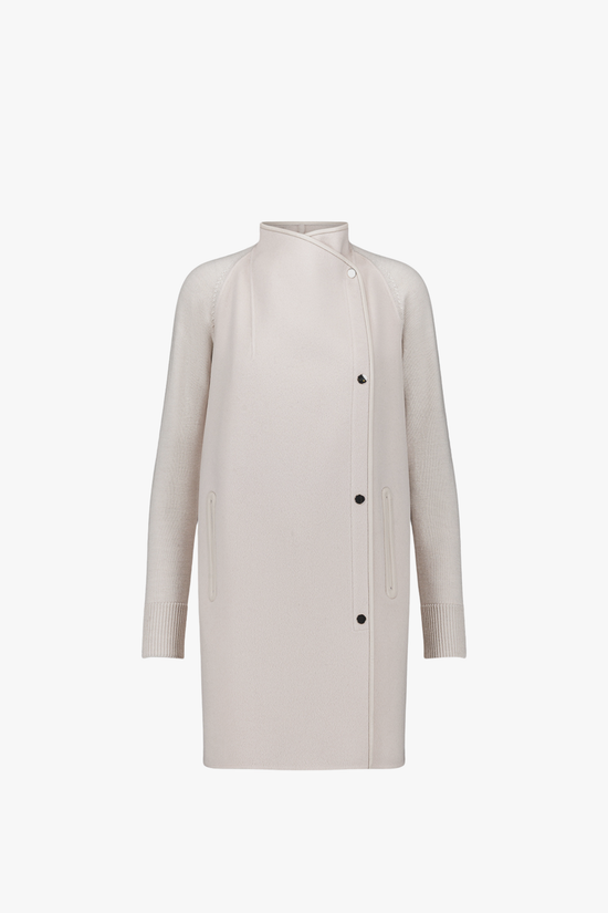 Manteau  beton mi-long porté, mélange de matières entre maille et double face.