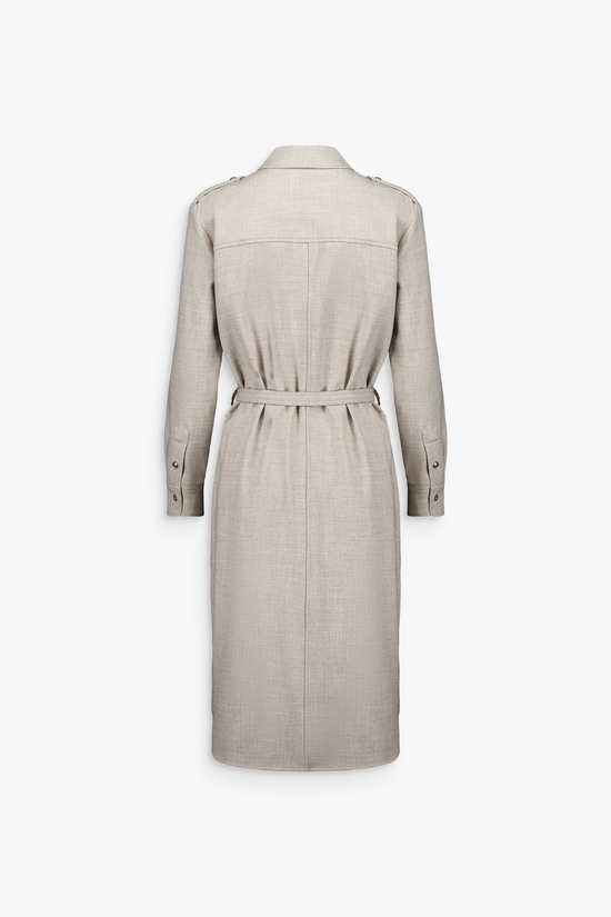 Robe courte béton, élégante et sobre, taille mise en valeur par la ceinture.