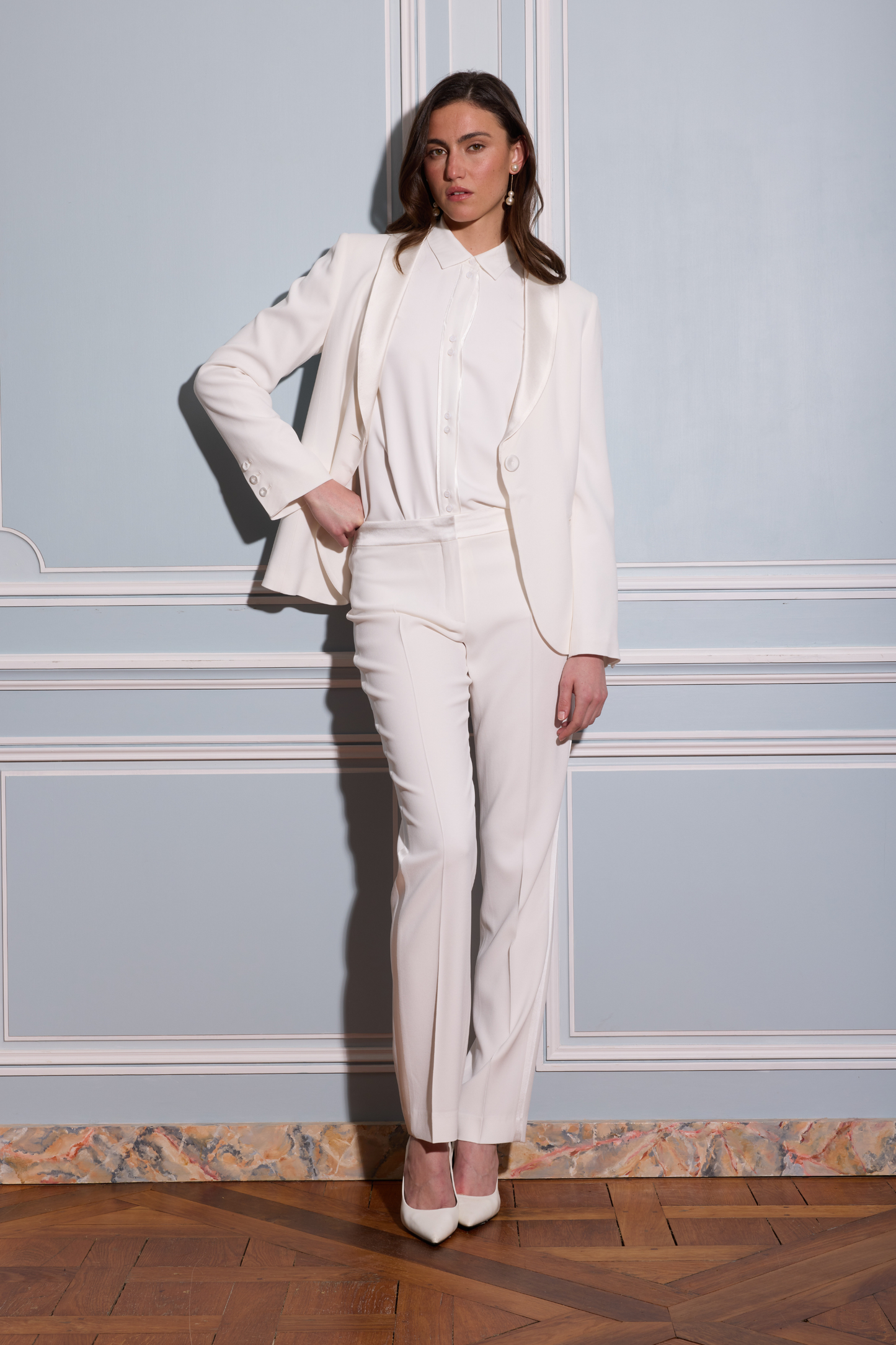 Pantalon femme blanc cassé à jambe droite avec taille structurée et tombé fluide.