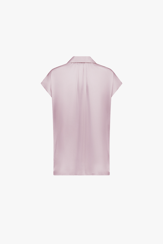 Tunique rose pale en soie, col chemise et patte de boutonnage à quatre boutons.