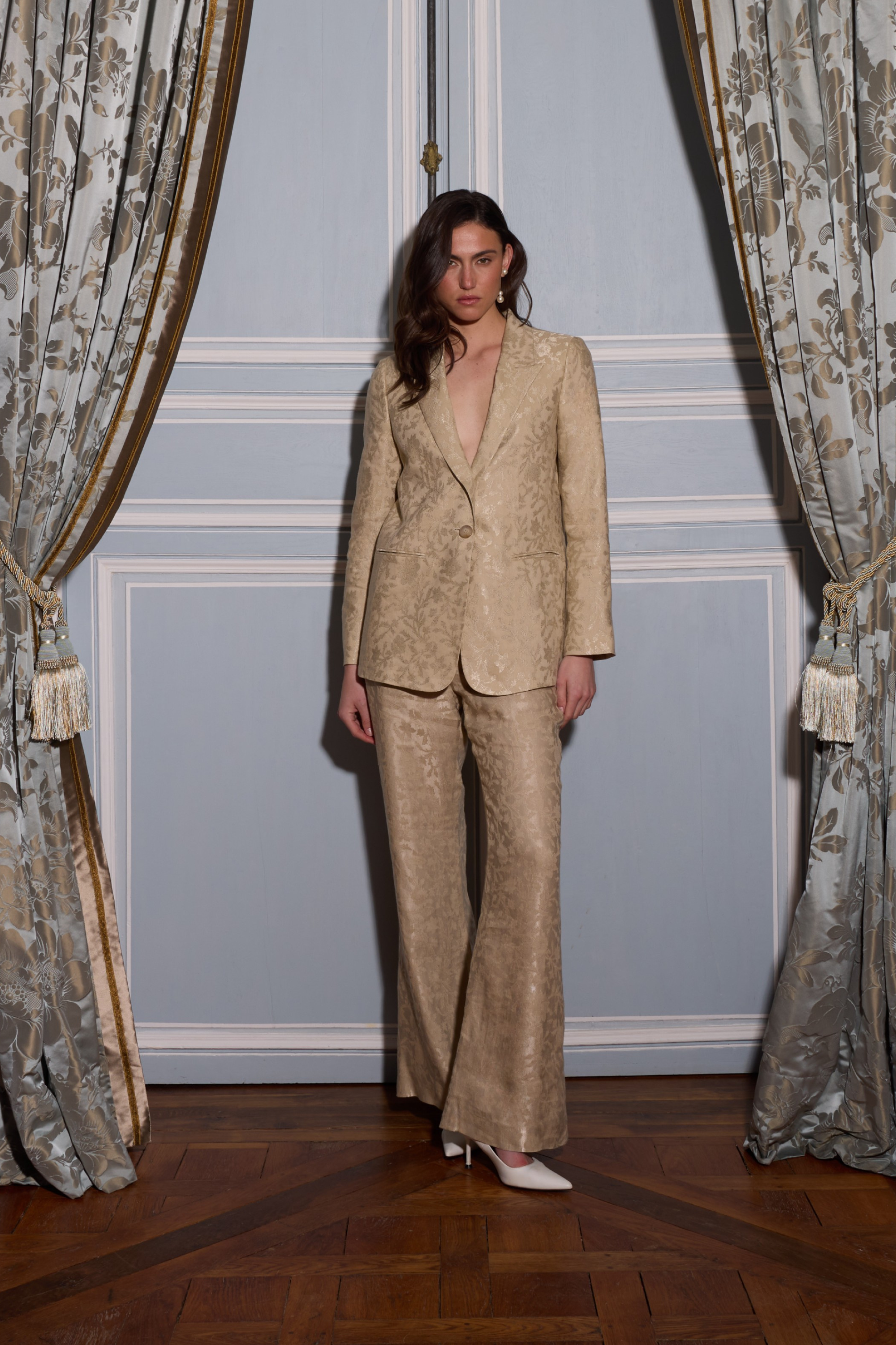 Tailleur jacquard aux lignes équilibrées, mettant en valeur la richesse de la matière.