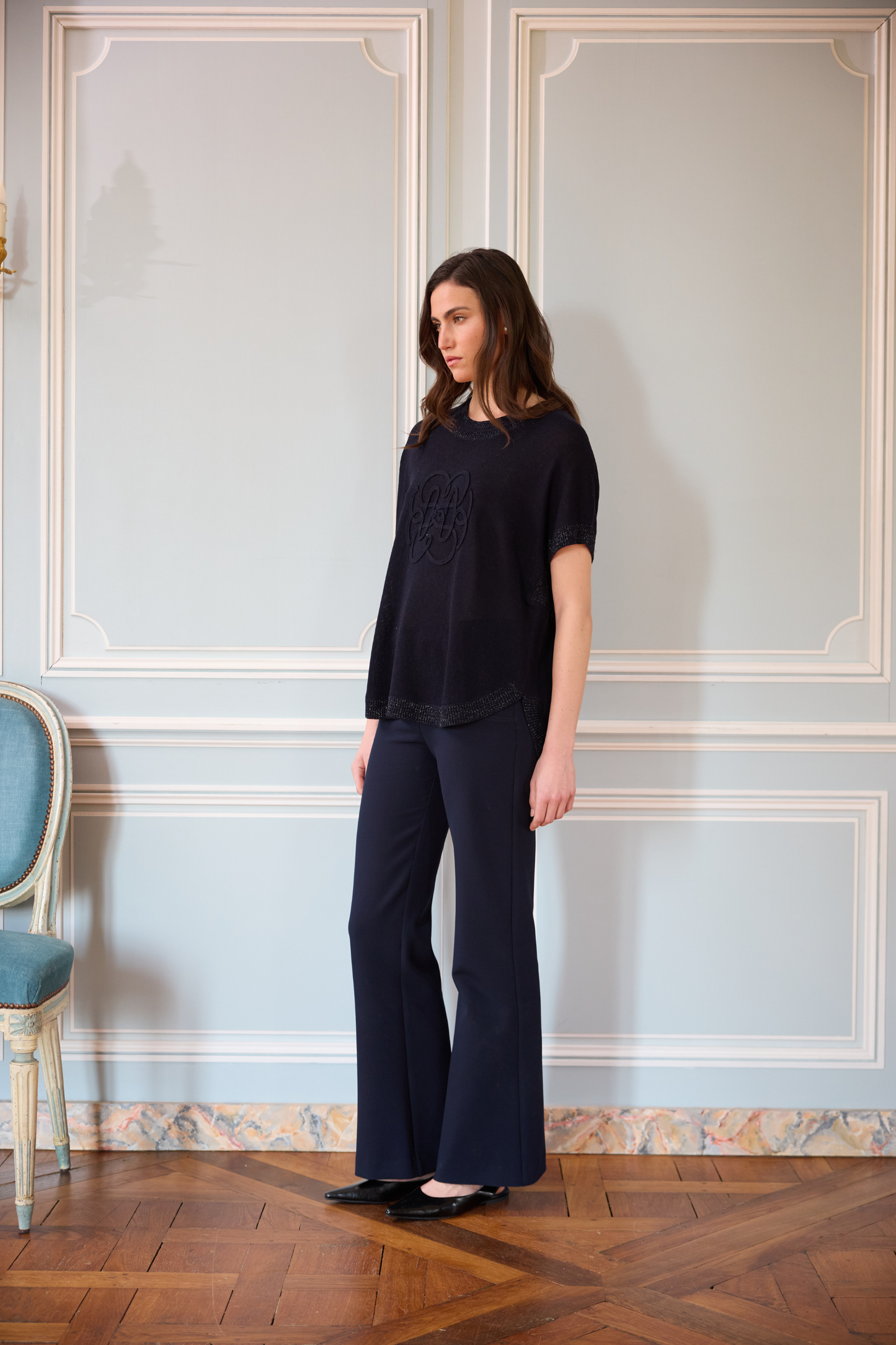Top femme bleu marine à coupe ample avec broderies florales et col rond.