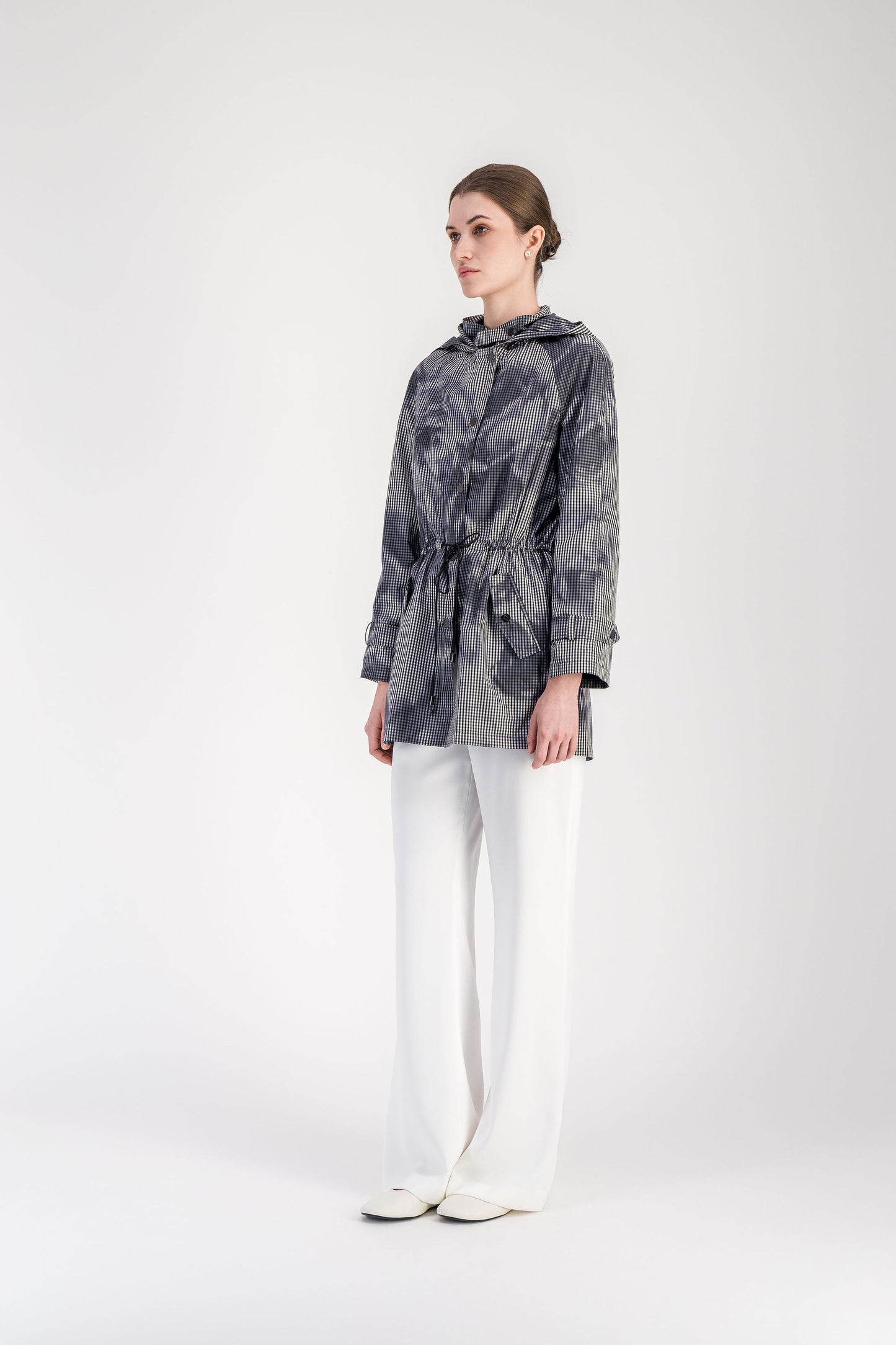 Parka courte à carreaux vichy noir et blanc avec taille ajustable.