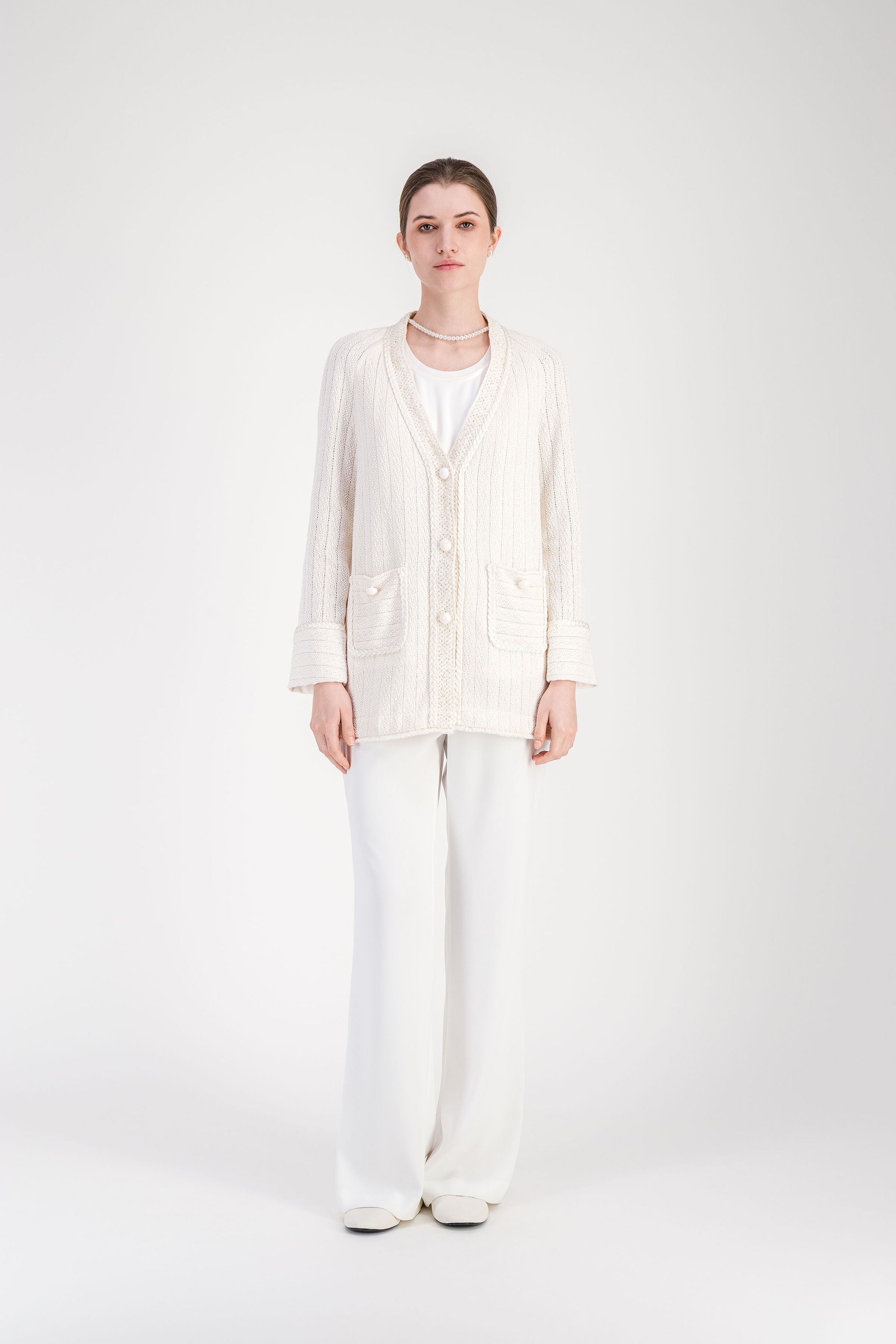 Cardigan femme blanc cassé texturé avec poches plaquées et galons tressés.