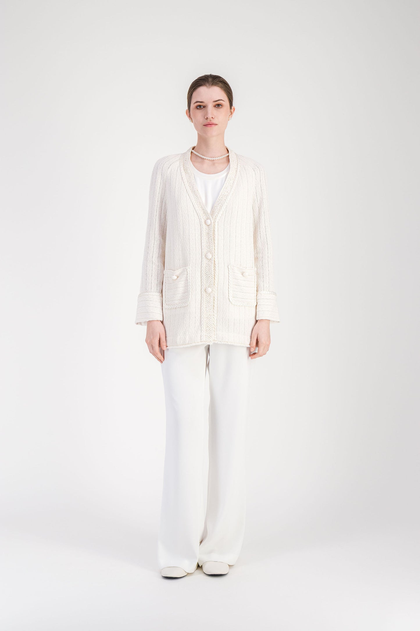 Cardigan femme blanc cassé texturé avec poches plaquées et galons tressés.
