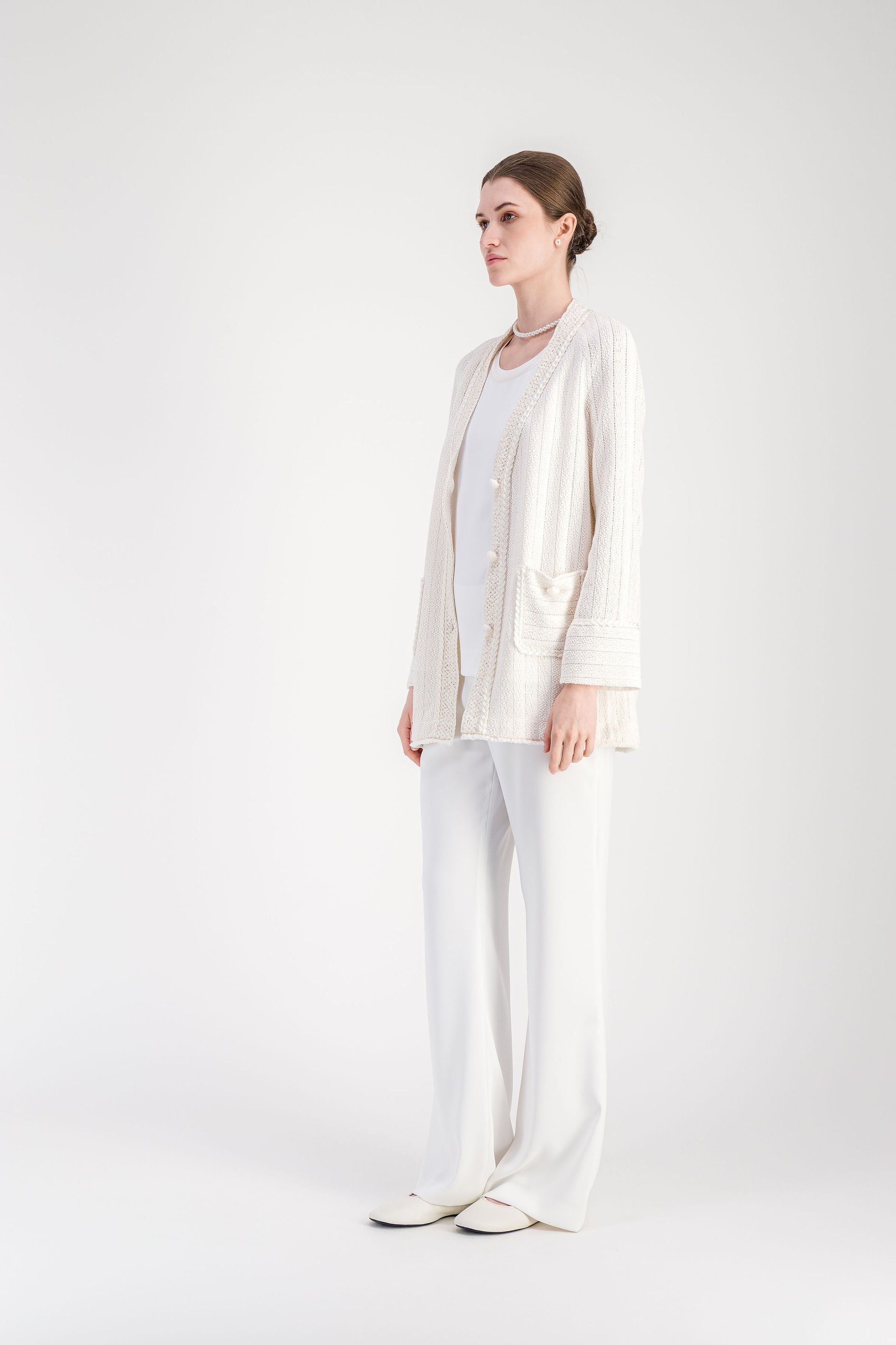Gilet blanc cassé en tweed macramé avec poches plaquées et boutons décoratifs.