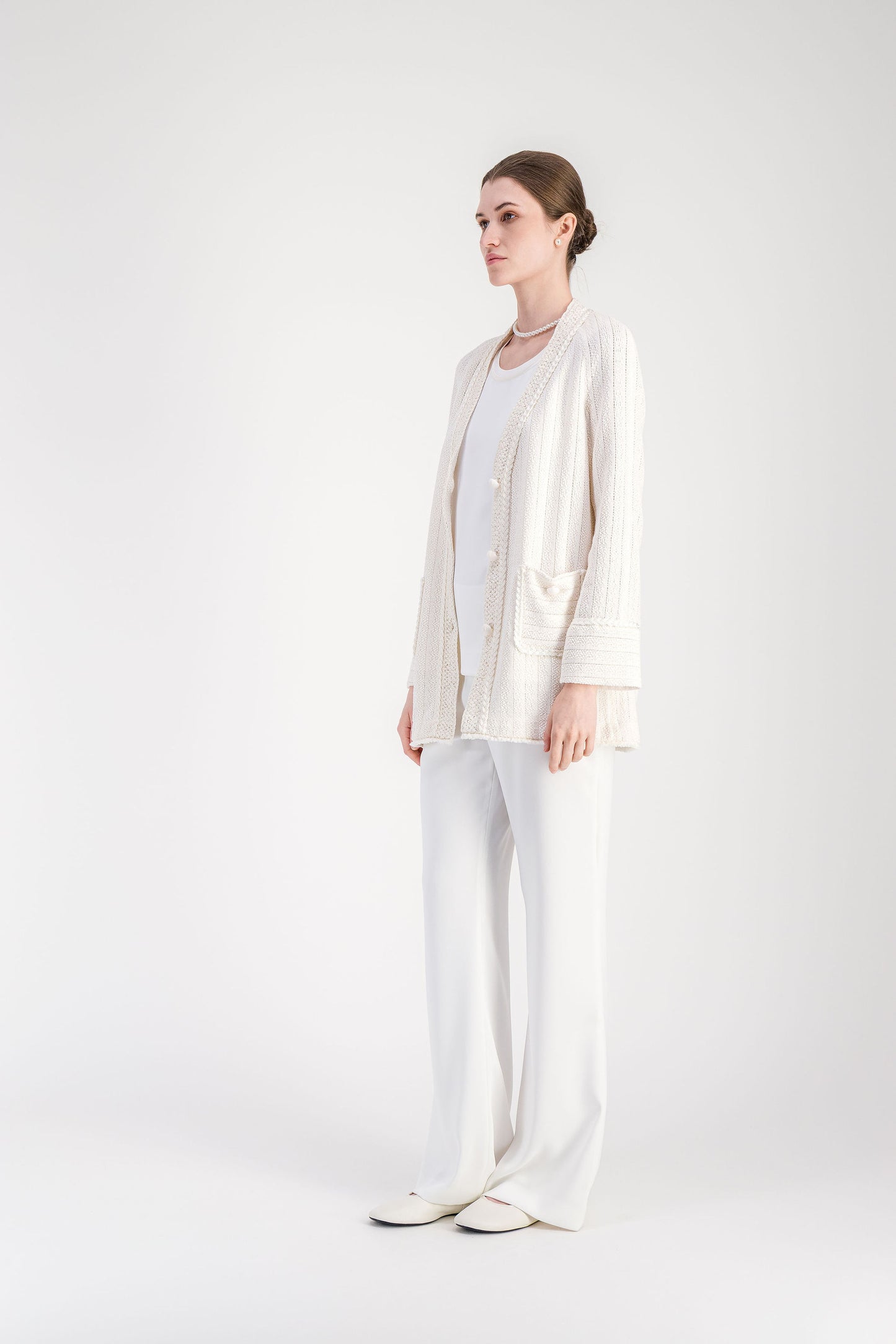 Gilet blanc cassé en tweed macramé avec poches plaquées et boutons décoratifs.