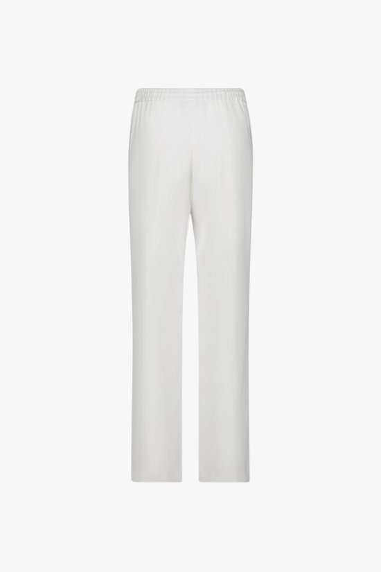 Pantalon droit blanc cassé à taille élastiquée et coupe fluide, silhouette élégante.