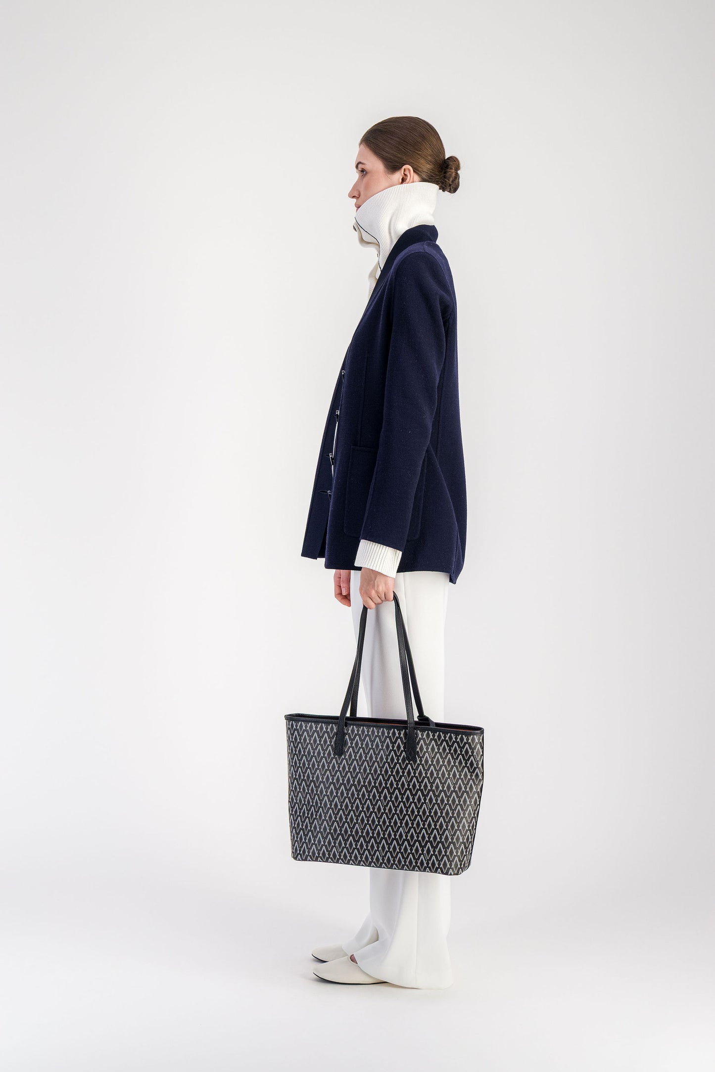 Pull droit marine à col montant