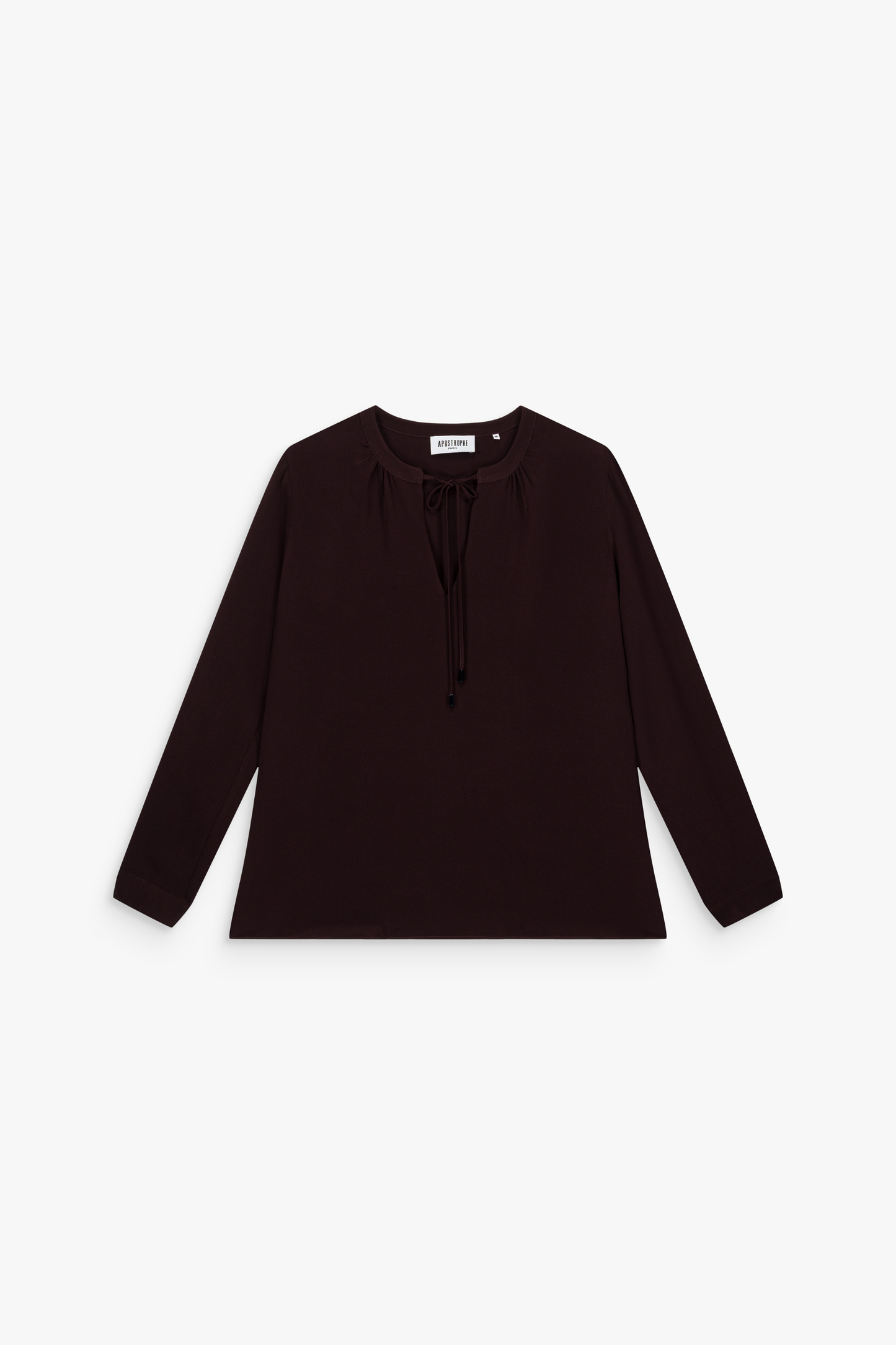 Blouse grenat en soie, coupe ample et manches longues fluides.