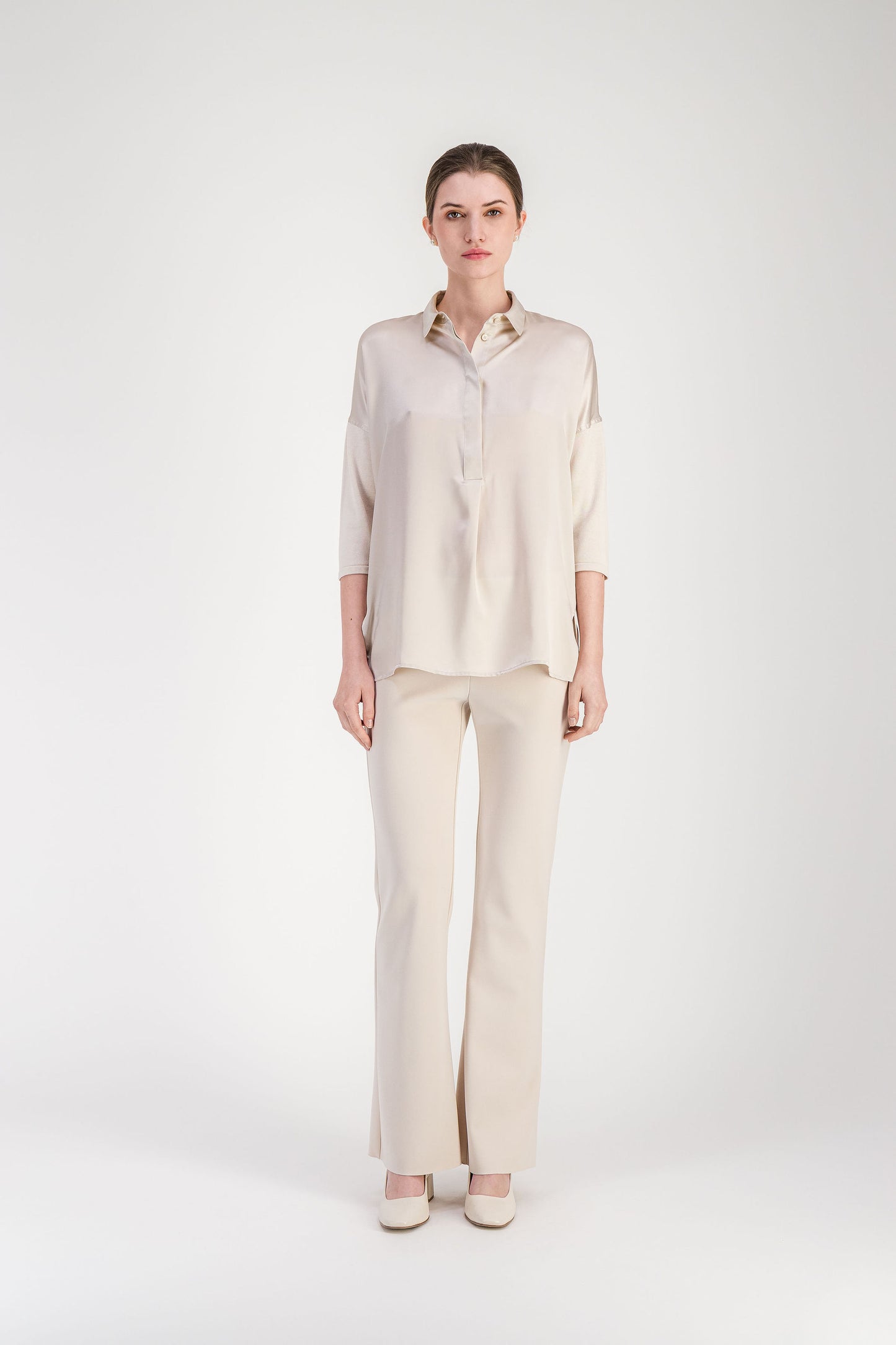 Chemise en soie fluide couleur béton à coupe oversize et ouvertures latérales.