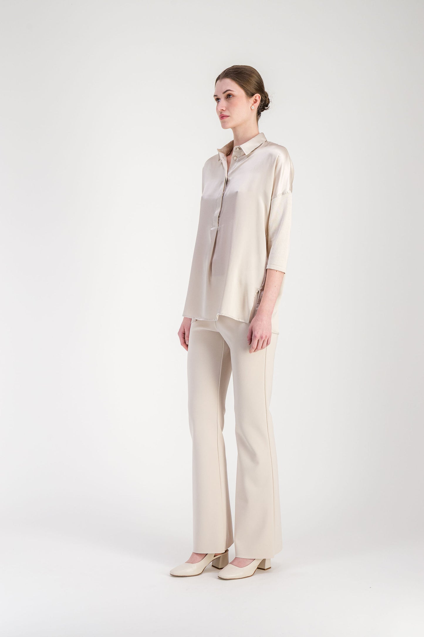 Tunique en soie ton béton à ligne ample avec col classique et patte boutonnée.