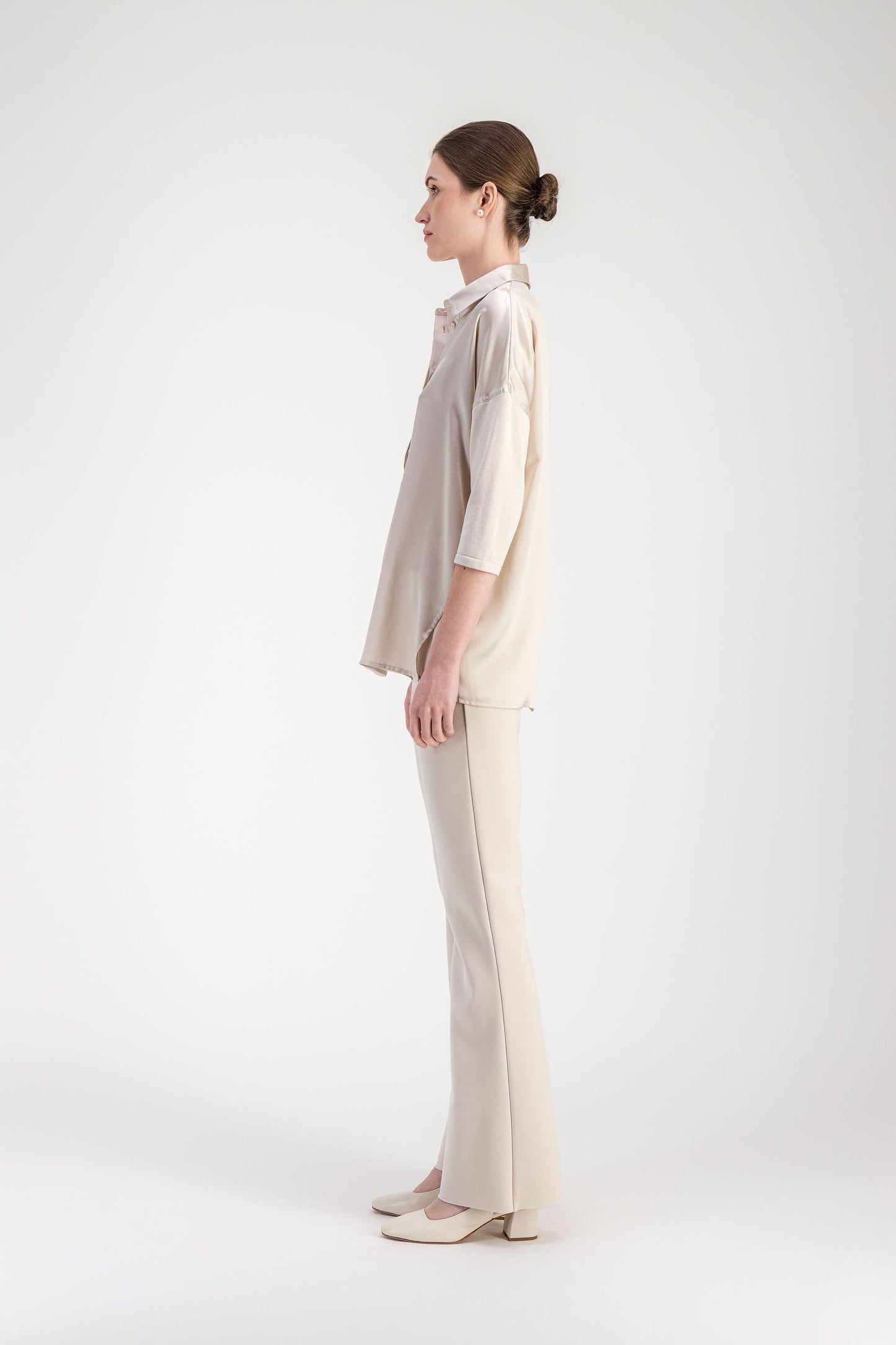 Chemise oversize en soie à la surface lisse et lumineuse avec ouvertures latérales.