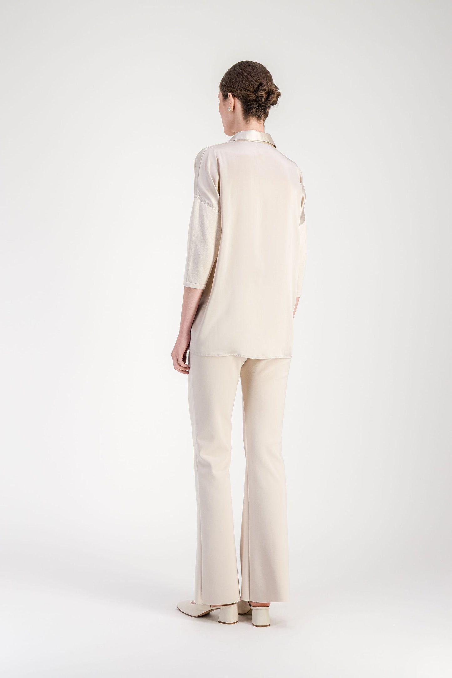 Tunique en soie fluide couleur béton avec col classique et coupe ample.