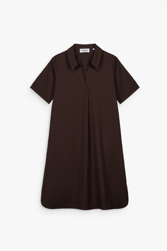Robe midi en satin de coton ébène, col ouvert en V et plis fluides.