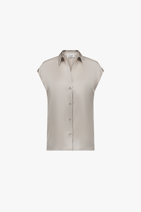 Tunique beton en soie, col chemise et patte de boutonnage à quatre boutons.