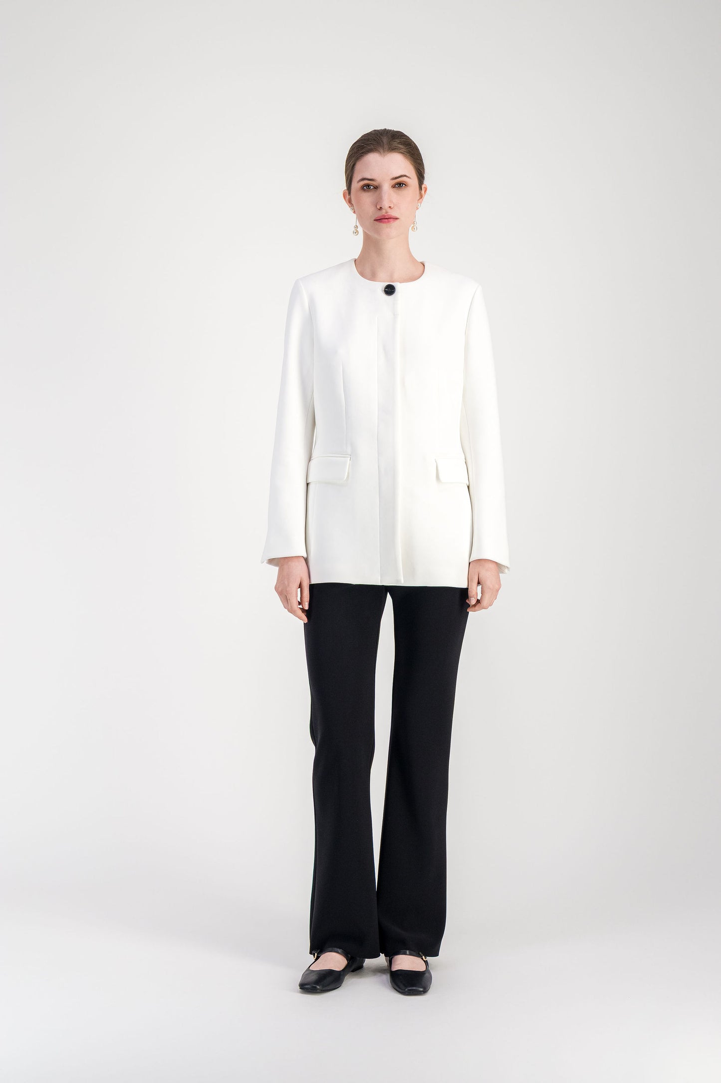 Veste cintrée blanc cassé à col rond