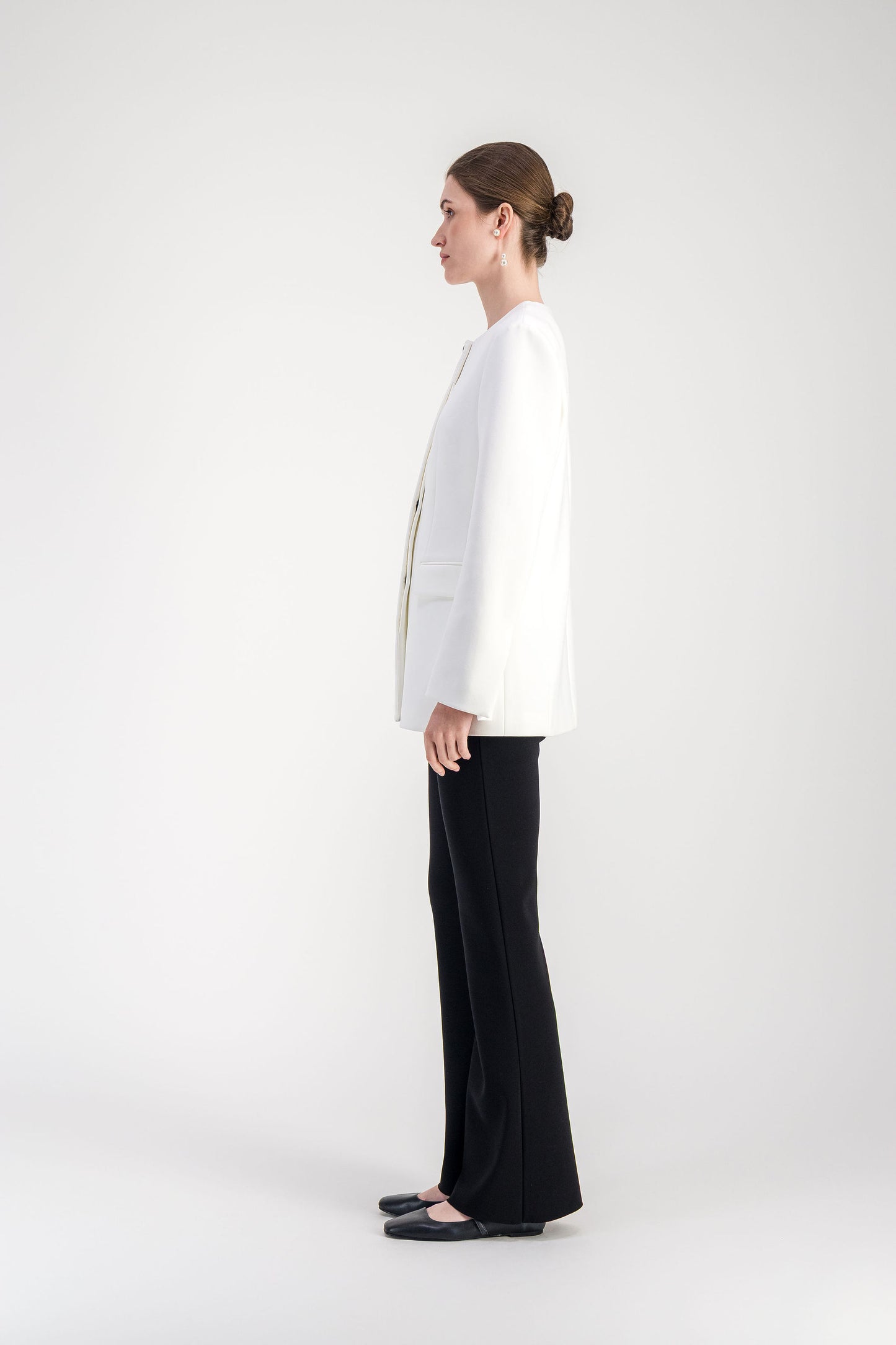 Veste cintrée blanc cassé à col rond