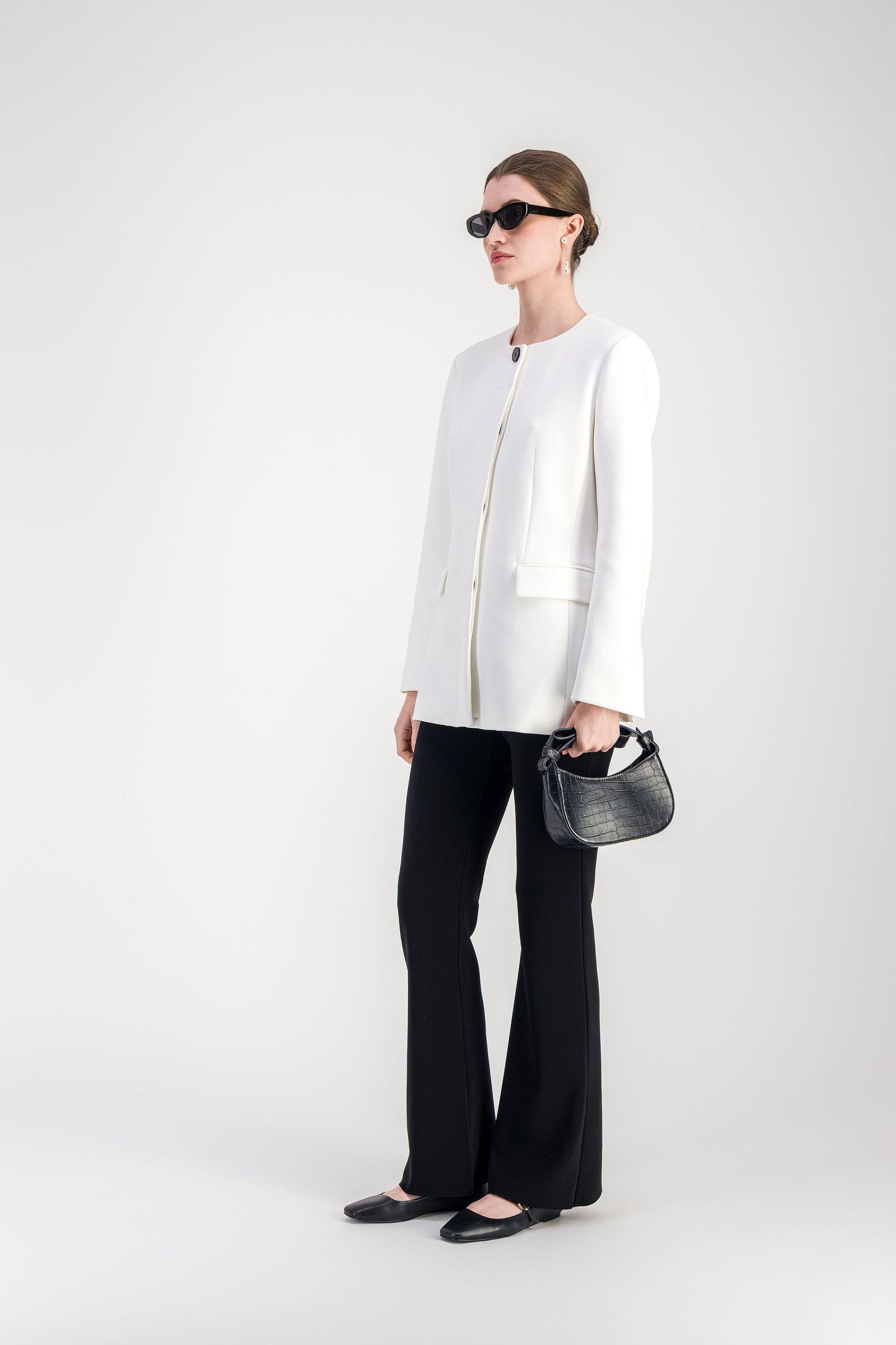 Veste cintrée blanc cassé à col rond