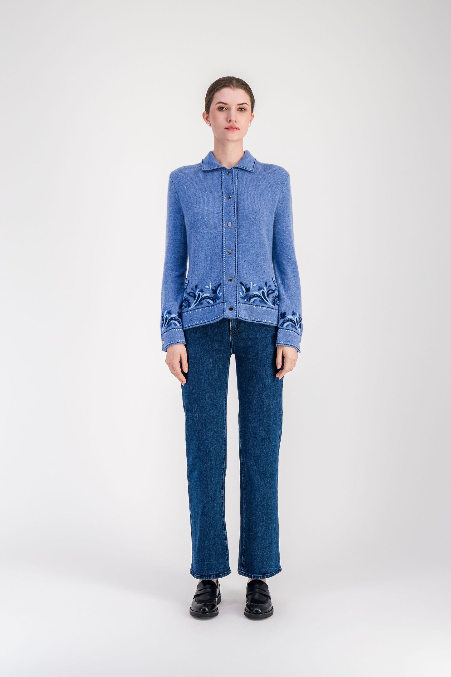 Gilet  droit brodé bleu denim en cachemire