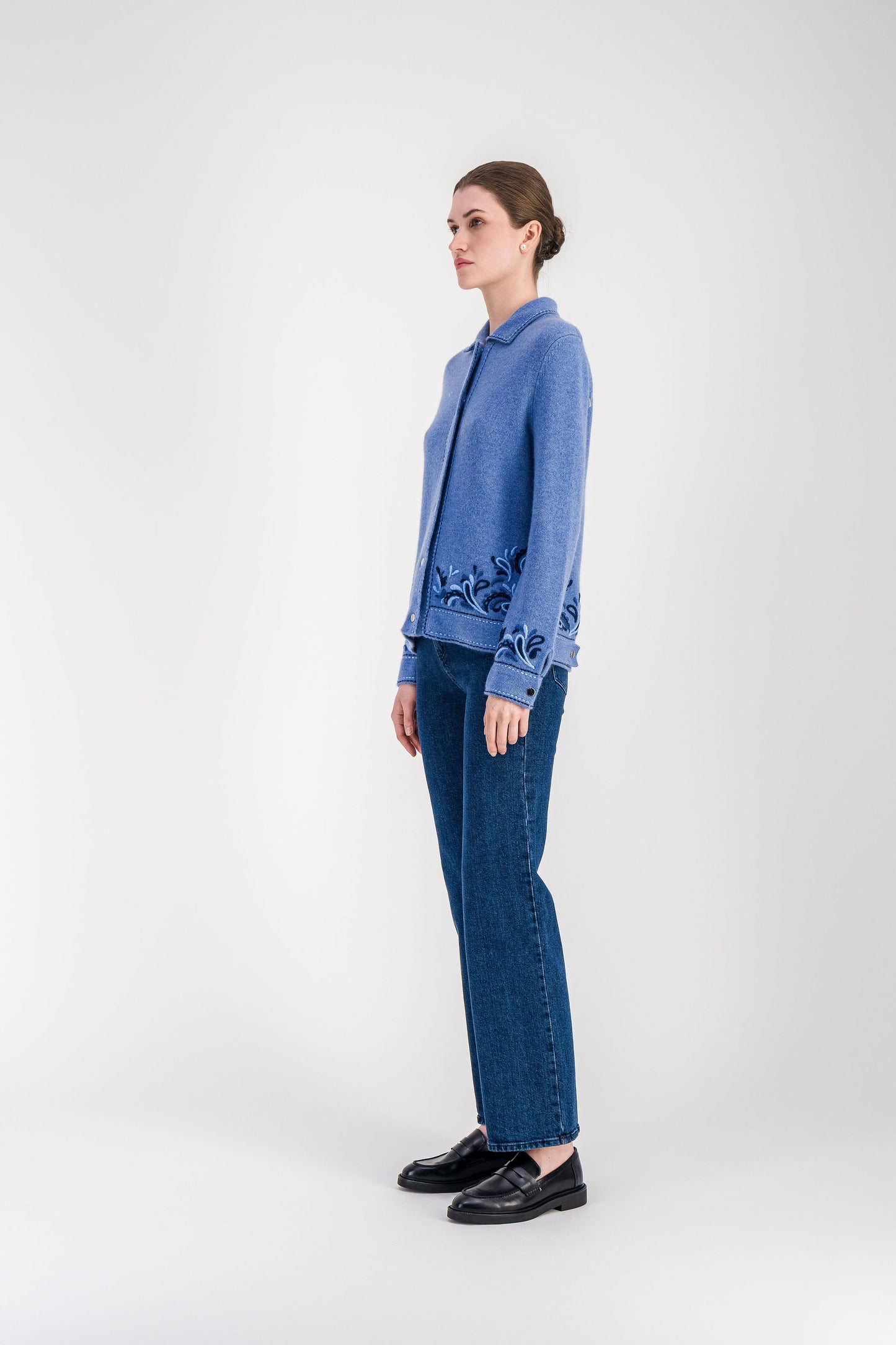 Gilet  droit brodé bleu denim en cachemire