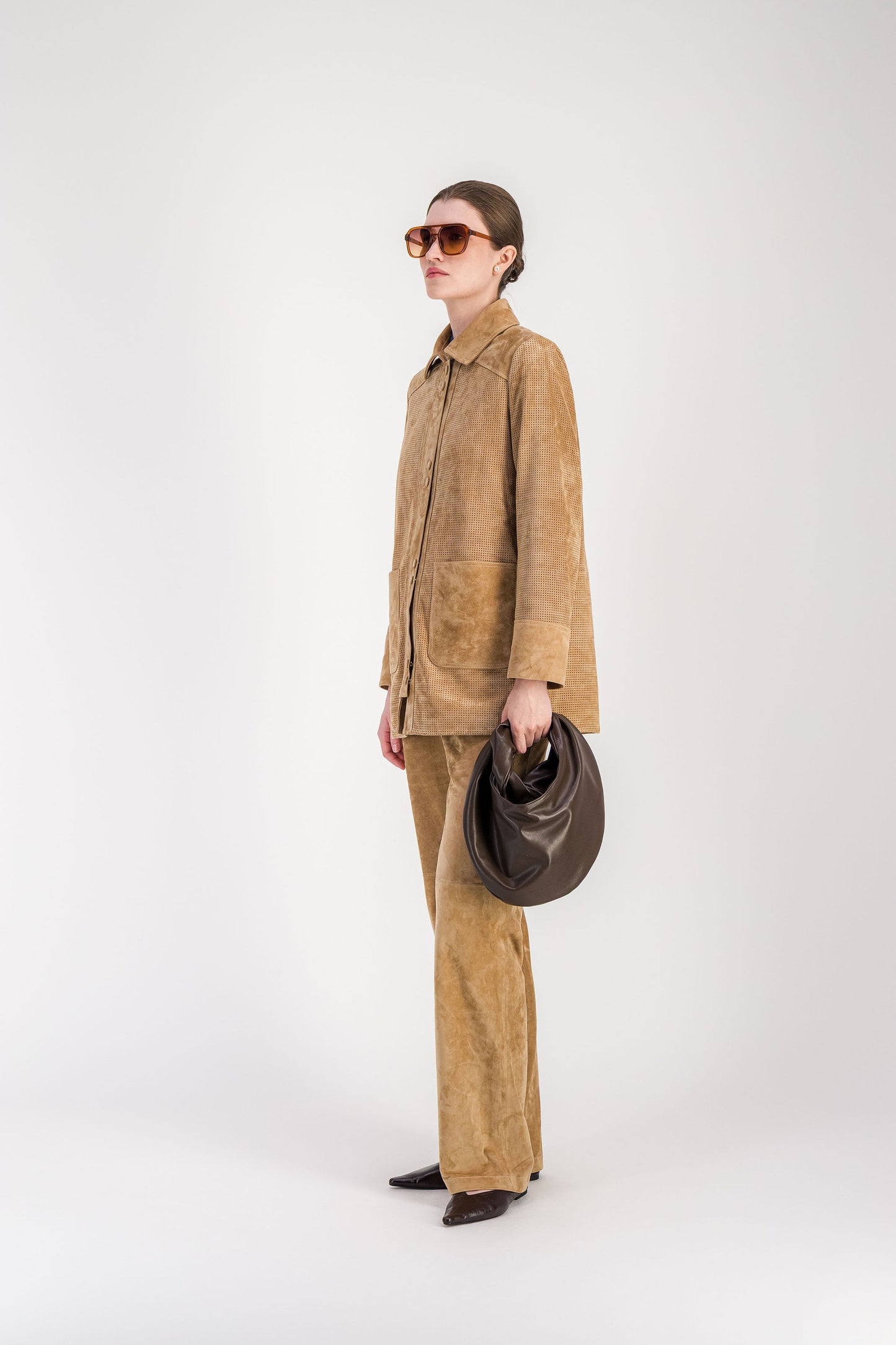 Manteau léger en daim beige perforé avec ligne droite et col chemise.