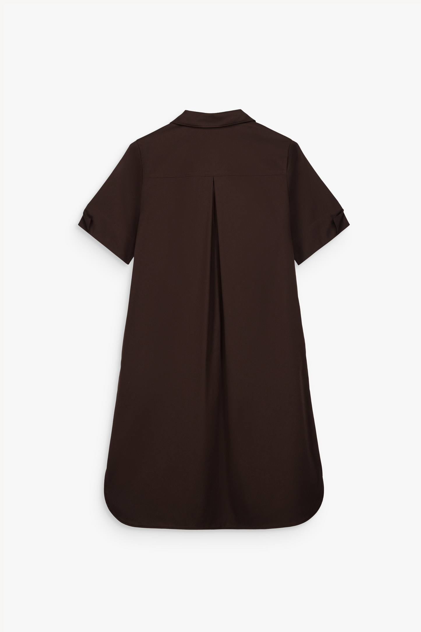 Satin soyeux, col chemise et lignes épurées : une robe ébène fluide