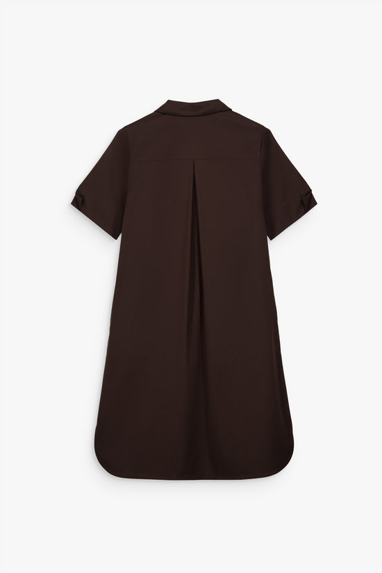 Satin soyeux, col chemise et lignes épurées : une robe ébène fluide
