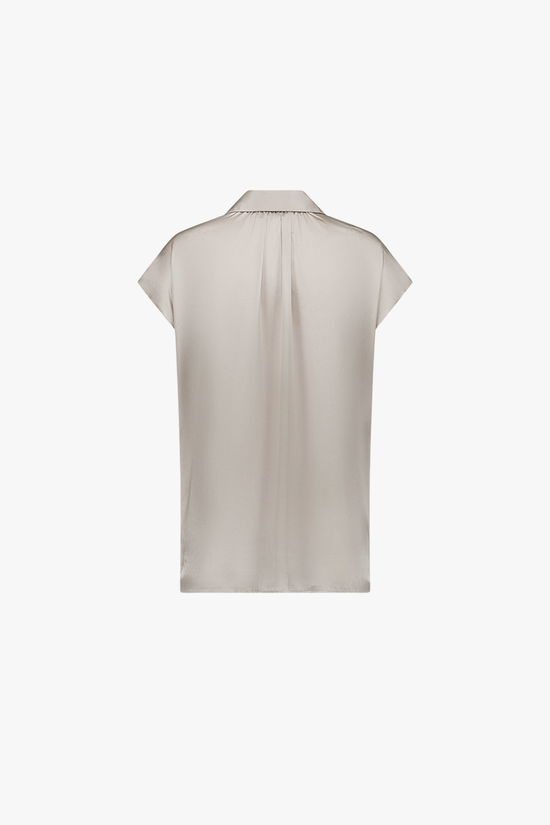 Tunique beton en soie, col chemise et patte de boutonnage à quatre boutons.