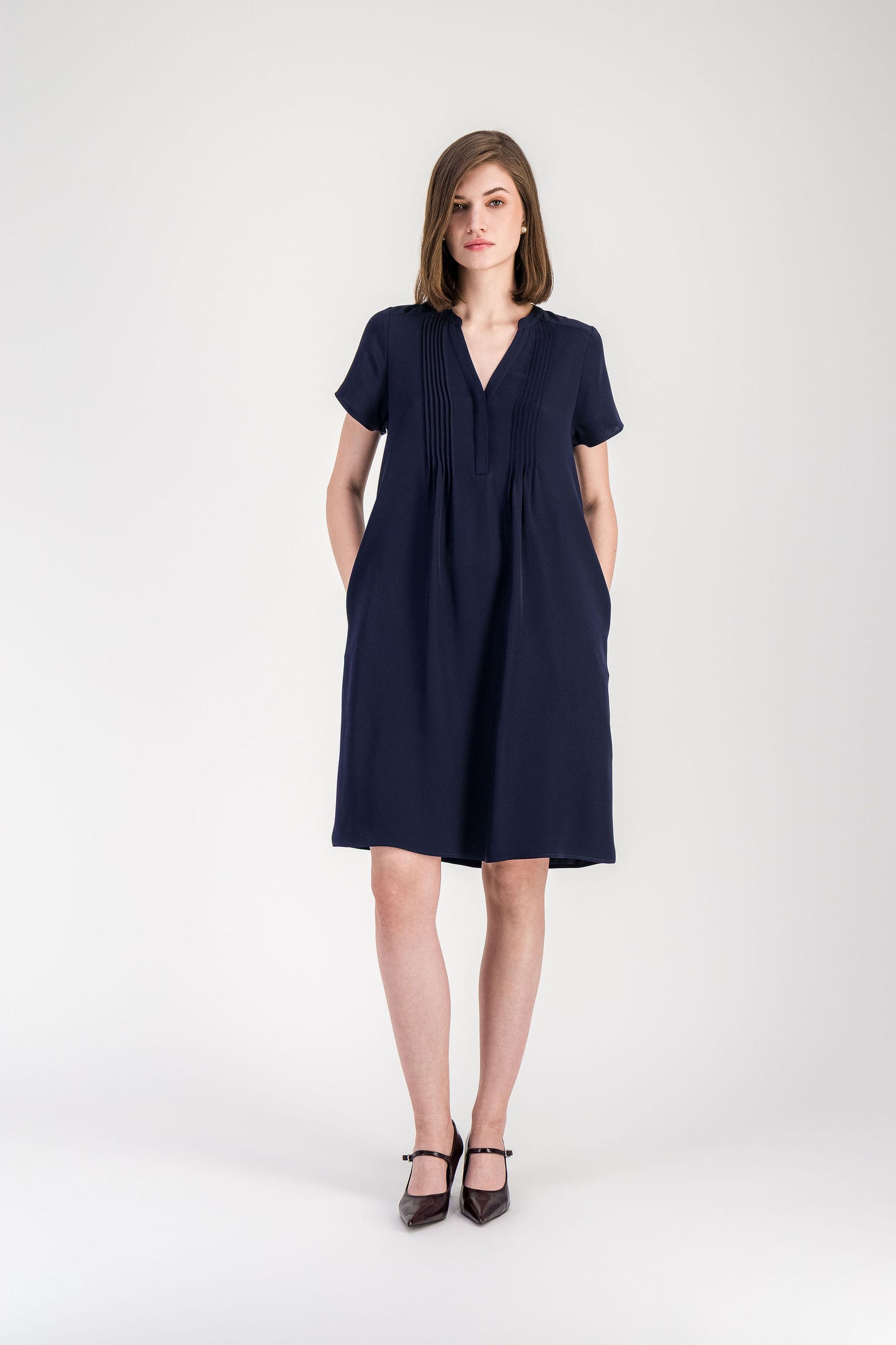 Robe courte en soie marine à manches papillon