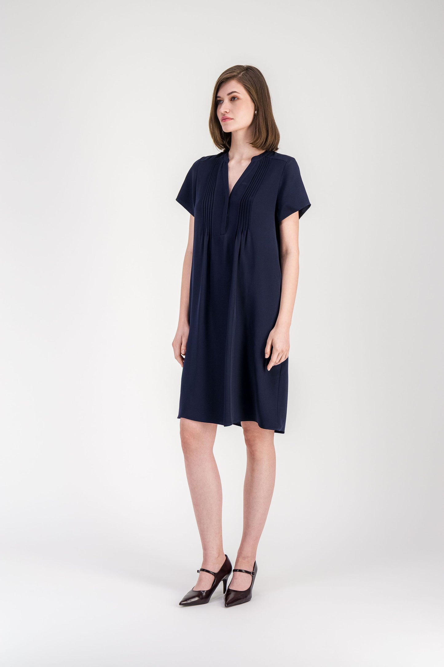 Robe courte en soie marine à manches papillon