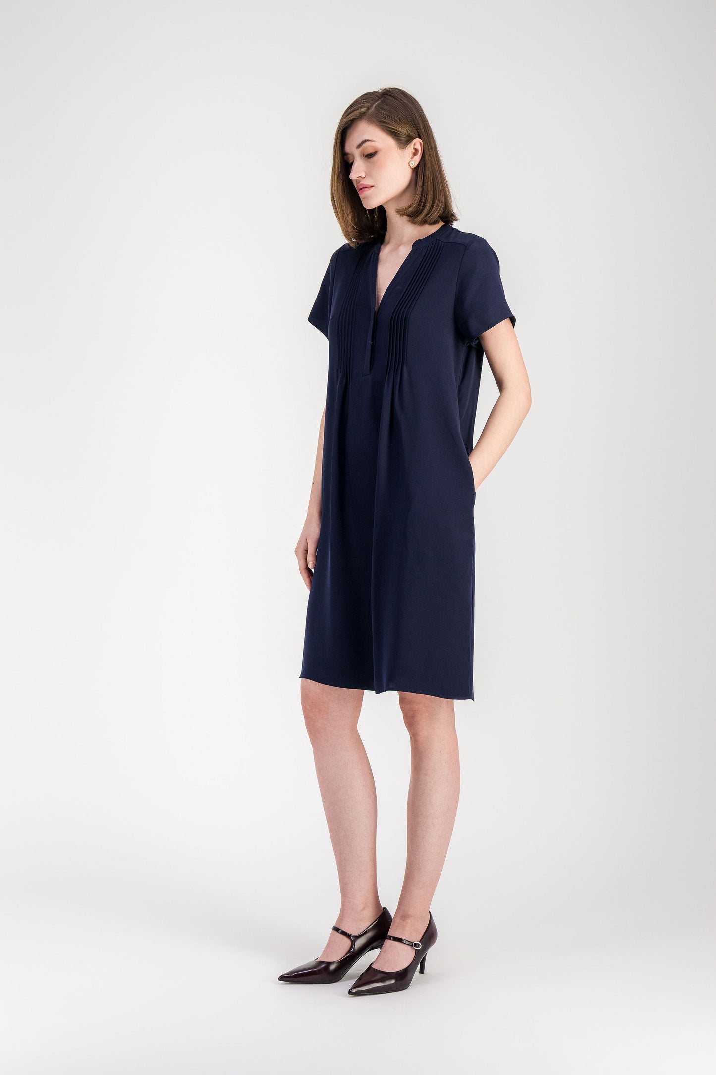 Robe courte en soie marine à manches papillon