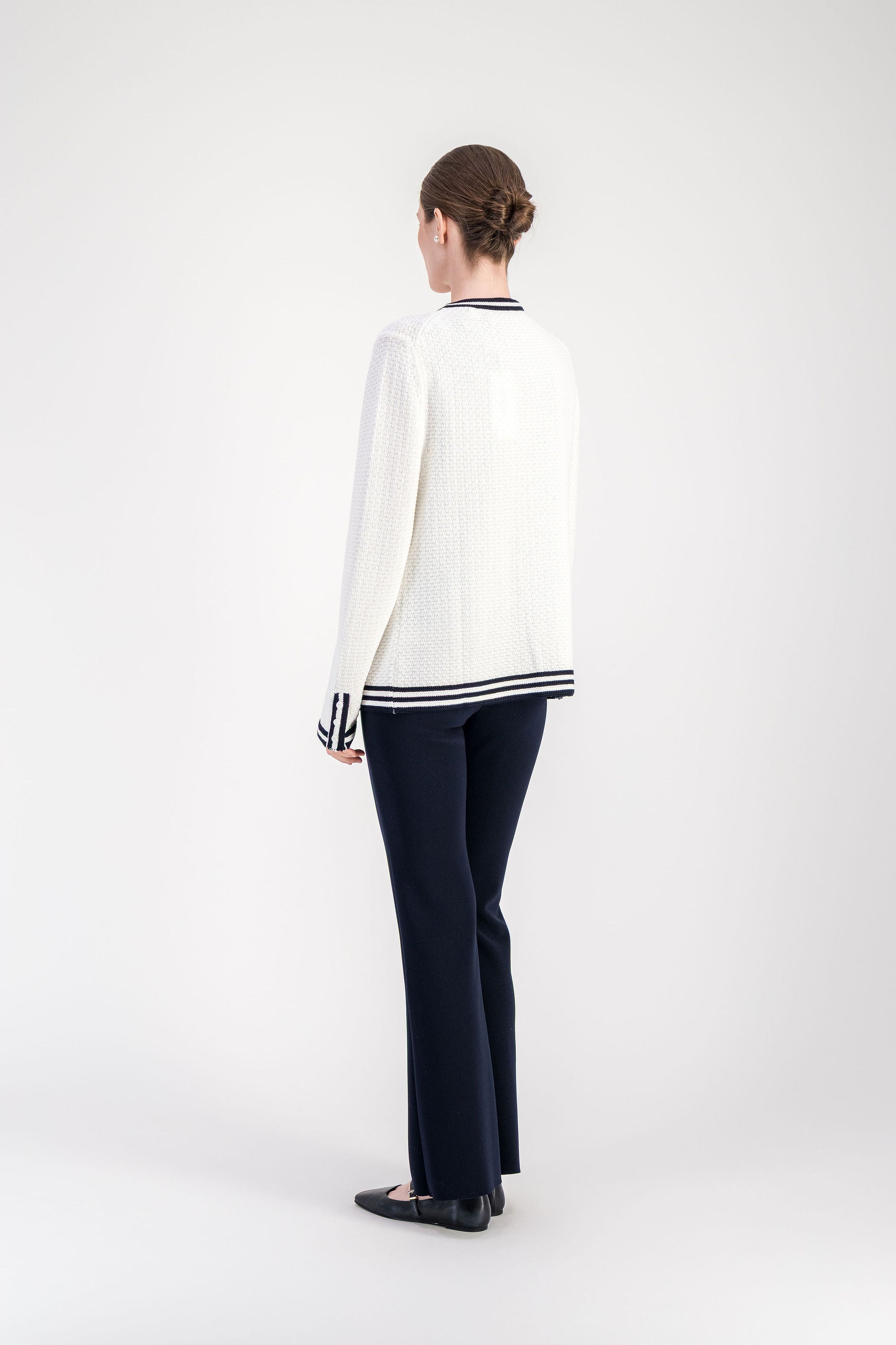 Cardigan en maille texturée avec poches passepoilées et finitions rayées au col et aux poignets.