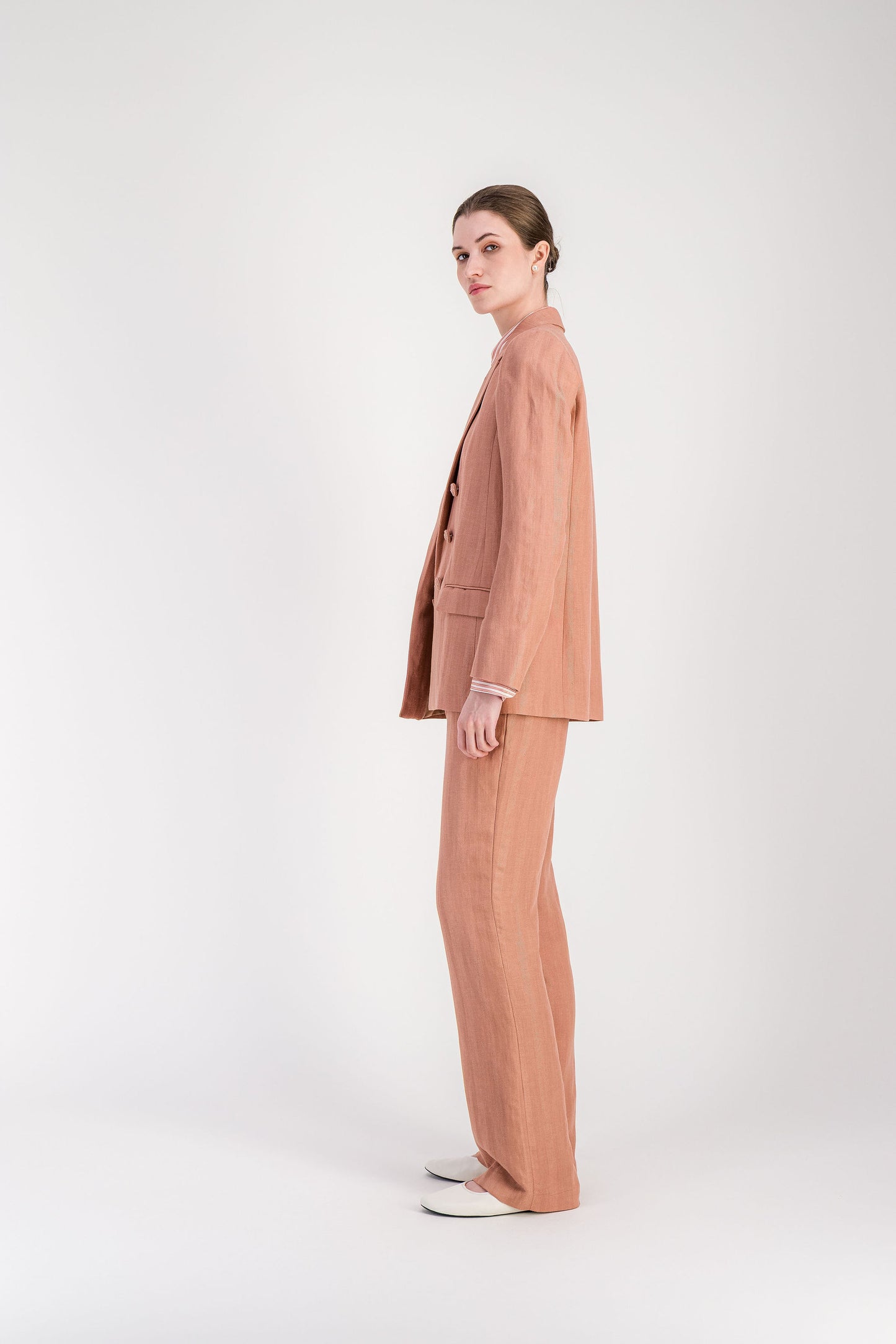 Veste en lin mélangé jaune clair à col tailleur avec boutons décorés brodés.